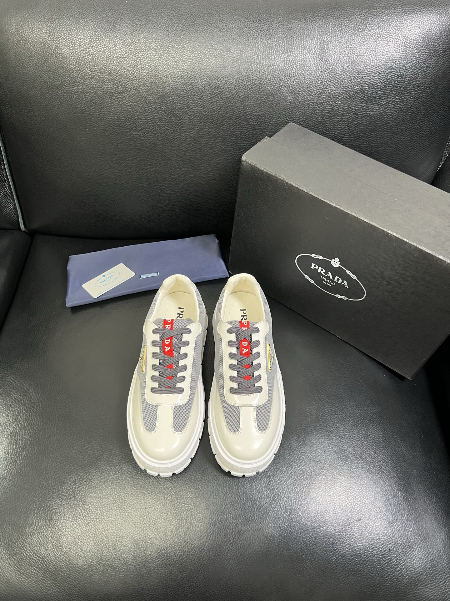  Prada🔍顶级代购🇮🇹 普拉达 专柜新款，原厂配置意大利进口牛皮面料，高品质复杂拼接工艺，进口牛皮内