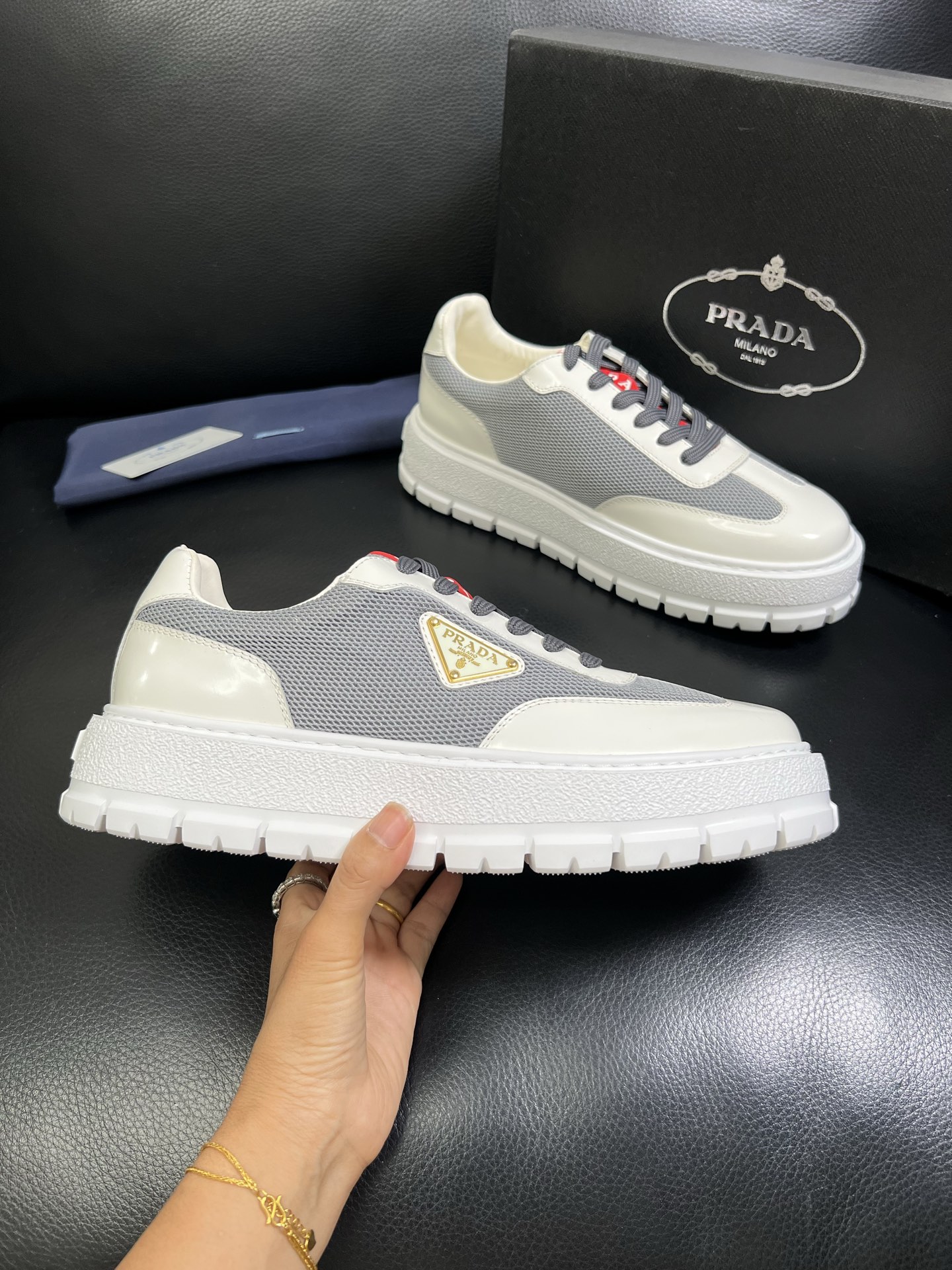  Prada🔍顶级代购🇮🇹 普拉达 专柜新款，原厂配置意大利进口牛皮面料，高品质复杂拼接工艺，进口牛皮内
