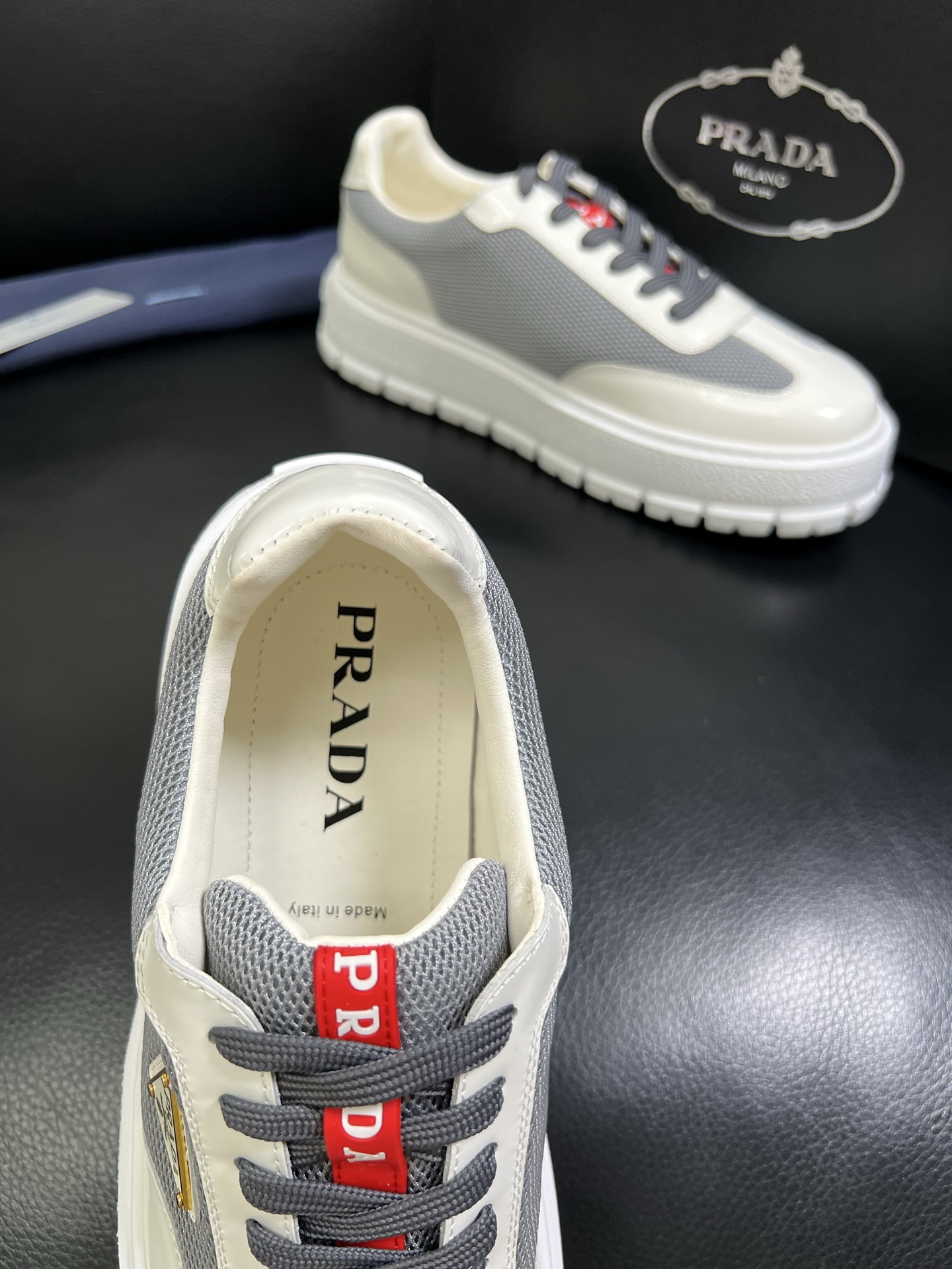  Prada🔍顶级代购🇮🇹 普拉达 专柜新款，原厂配置意大利进口牛皮面料，高品质复杂拼接工艺，进口牛皮内