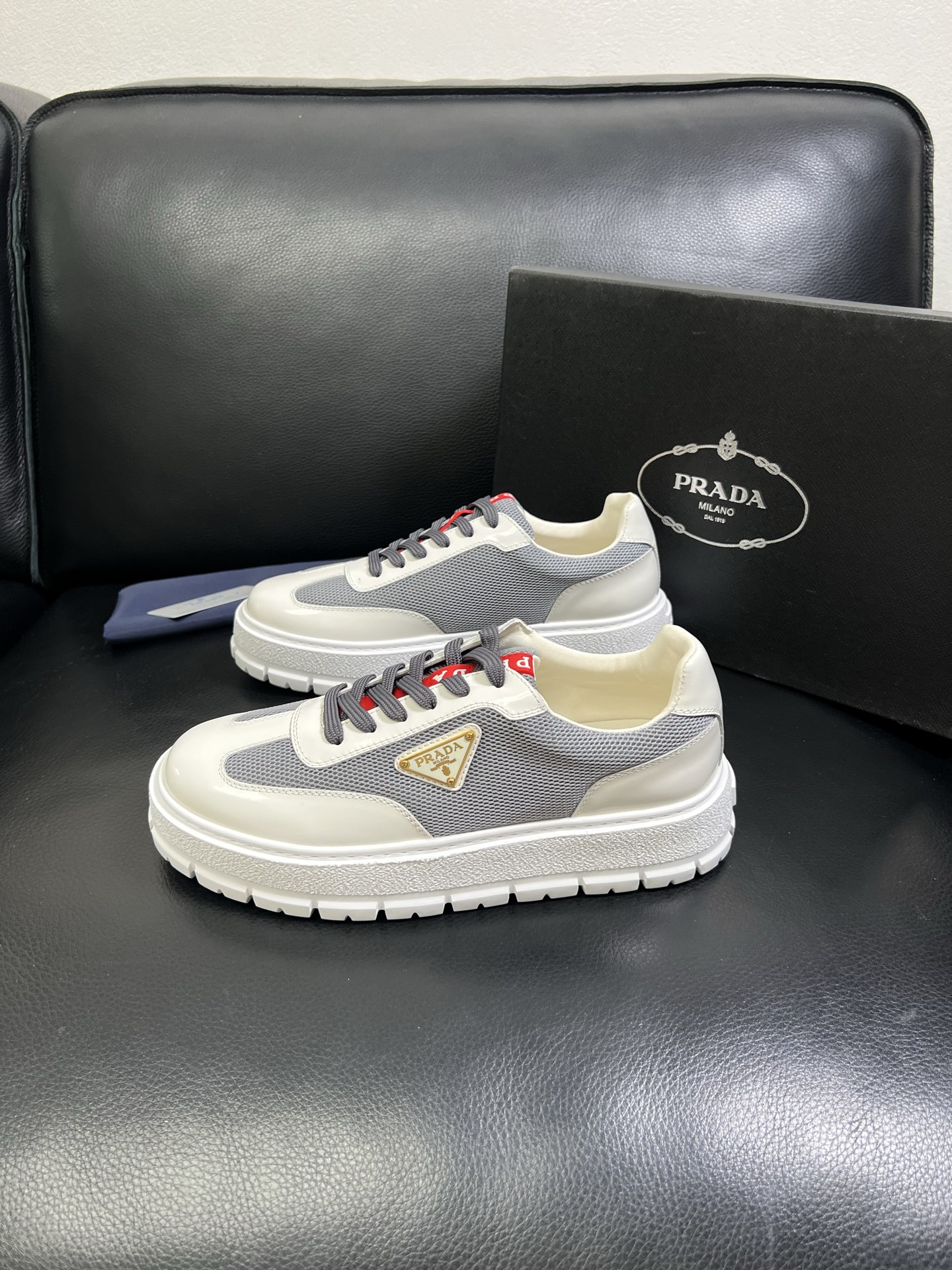  Prada🔍顶级代购🇮🇹 普拉达 专柜新款，原厂配置意大利进口牛皮面料，高品质复杂拼接工艺，进口牛皮内