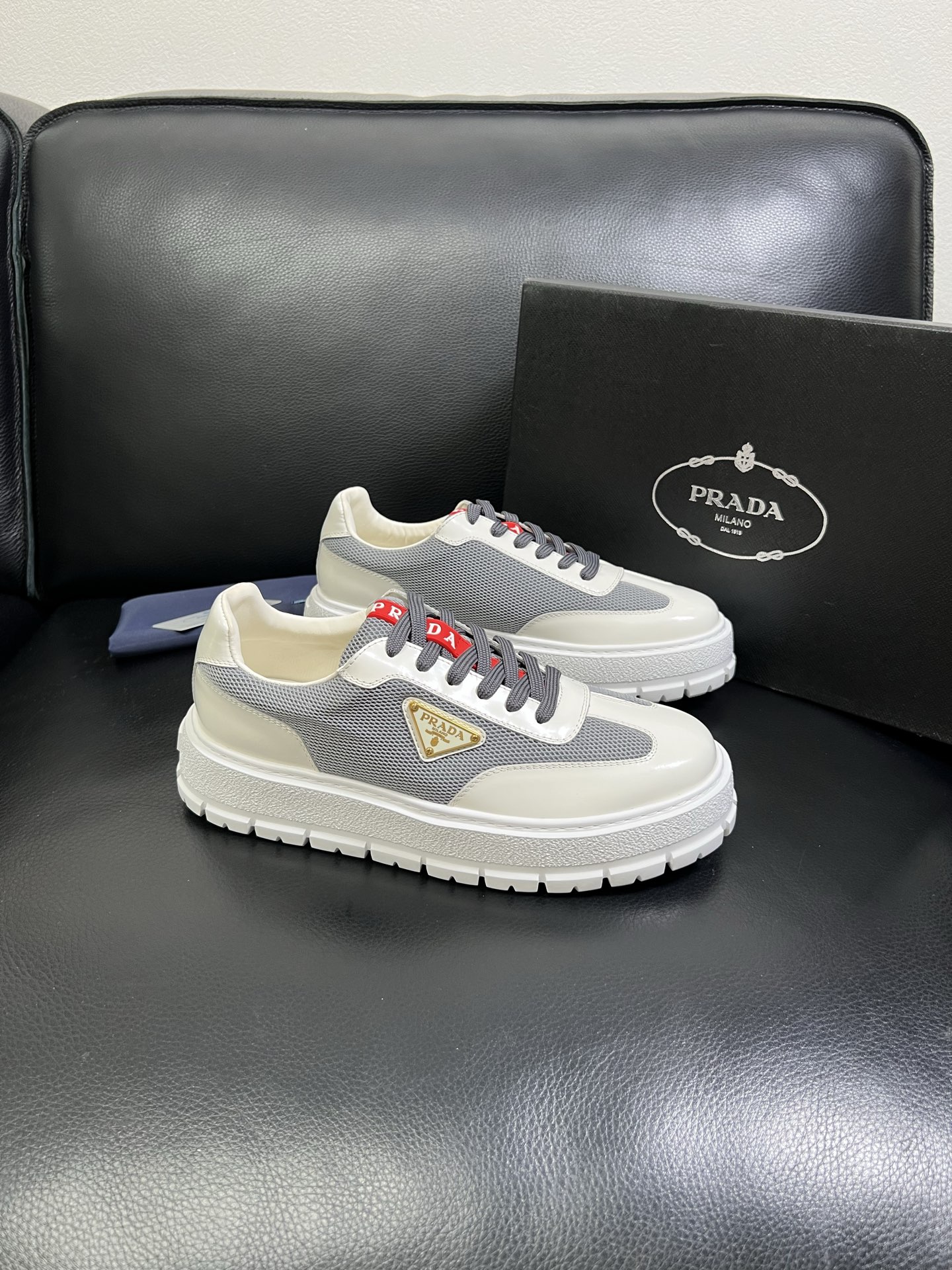  Prada🔍顶级代购🇮🇹 普拉达 专柜新款，原厂配置意大利进口牛皮面料，高品质复杂拼接工艺，进口牛皮内