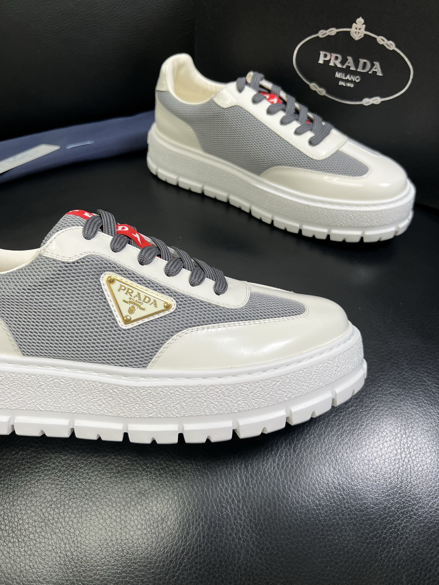  Prada🔍顶级代购🇮🇹 普拉达 专柜新款，原厂配置意大利进口牛皮面料，高品质复杂拼接工艺，进口牛皮内