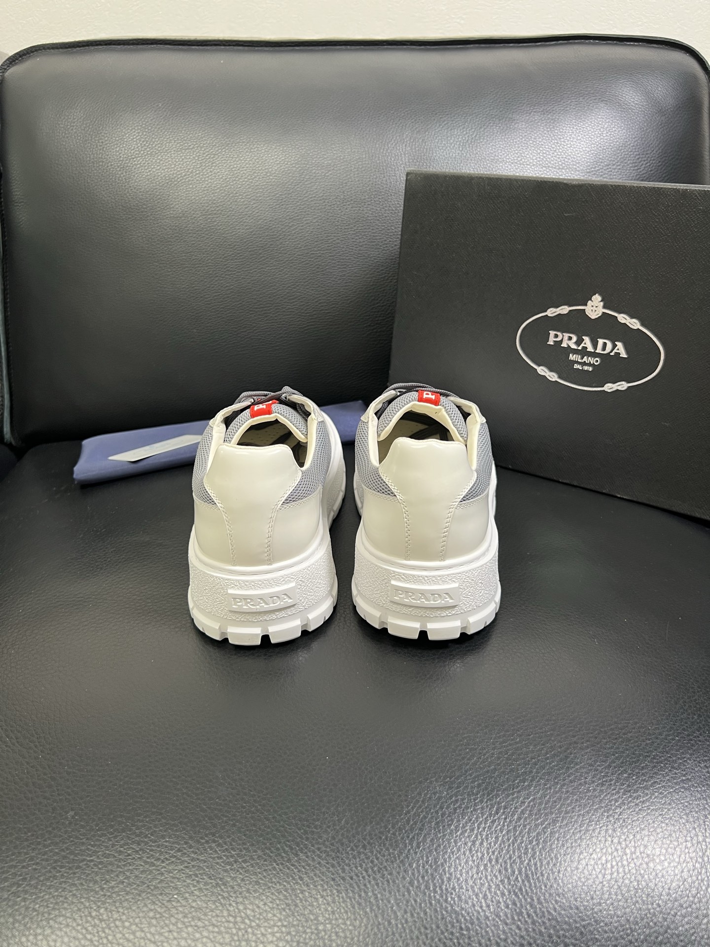  Prada🔍顶级代购🇮🇹 普拉达 专柜新款，原厂配置意大利进口牛皮面料，高品质复杂拼接工艺，进口牛皮内