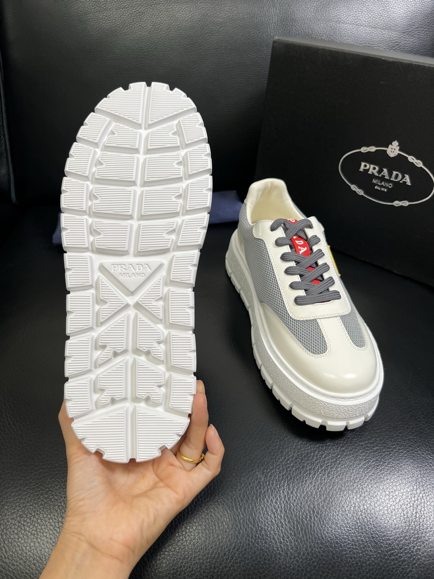  Prada🔍顶级代购🇮🇹 普拉达 专柜新款，原厂配置意大利进口牛皮面料，高品质复杂拼接工艺，进口牛皮内