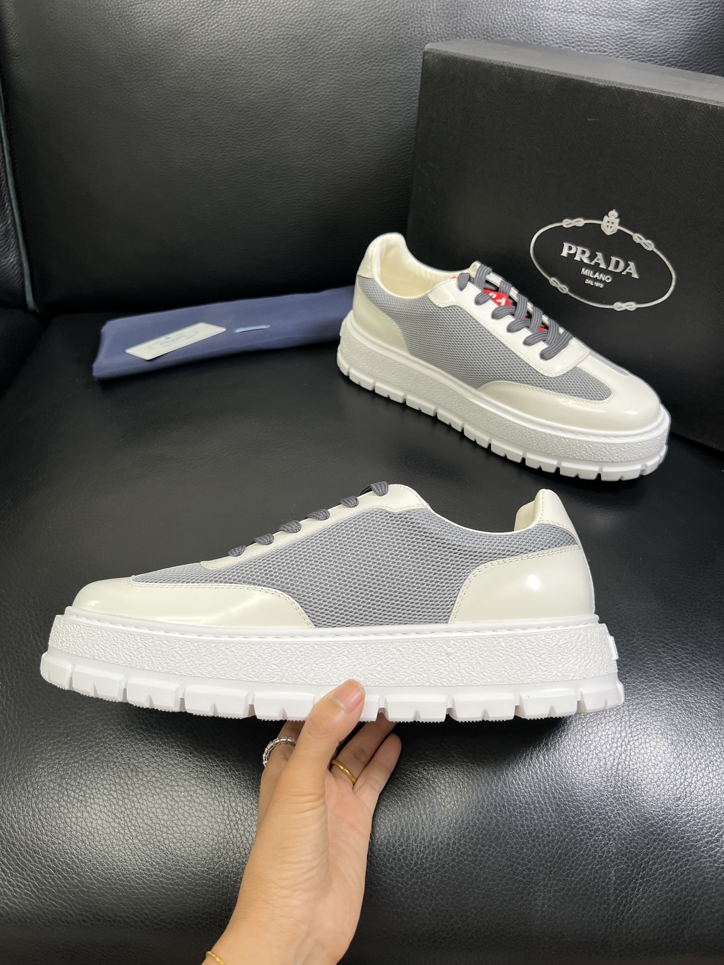  Prada🔍顶级代购🇮🇹 普拉达 专柜新款，原厂配置意大利进口牛皮面料，高品质复杂拼接工艺，进口牛皮内