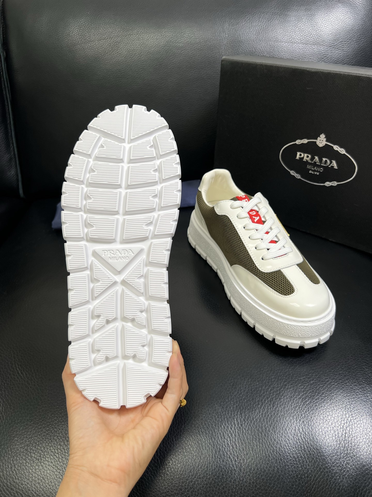  Prada🔍顶级代购🇮🇹 普拉达 专柜新款，原厂配置意大利进口牛皮面料，高品质复杂拼接工艺，进口牛皮内