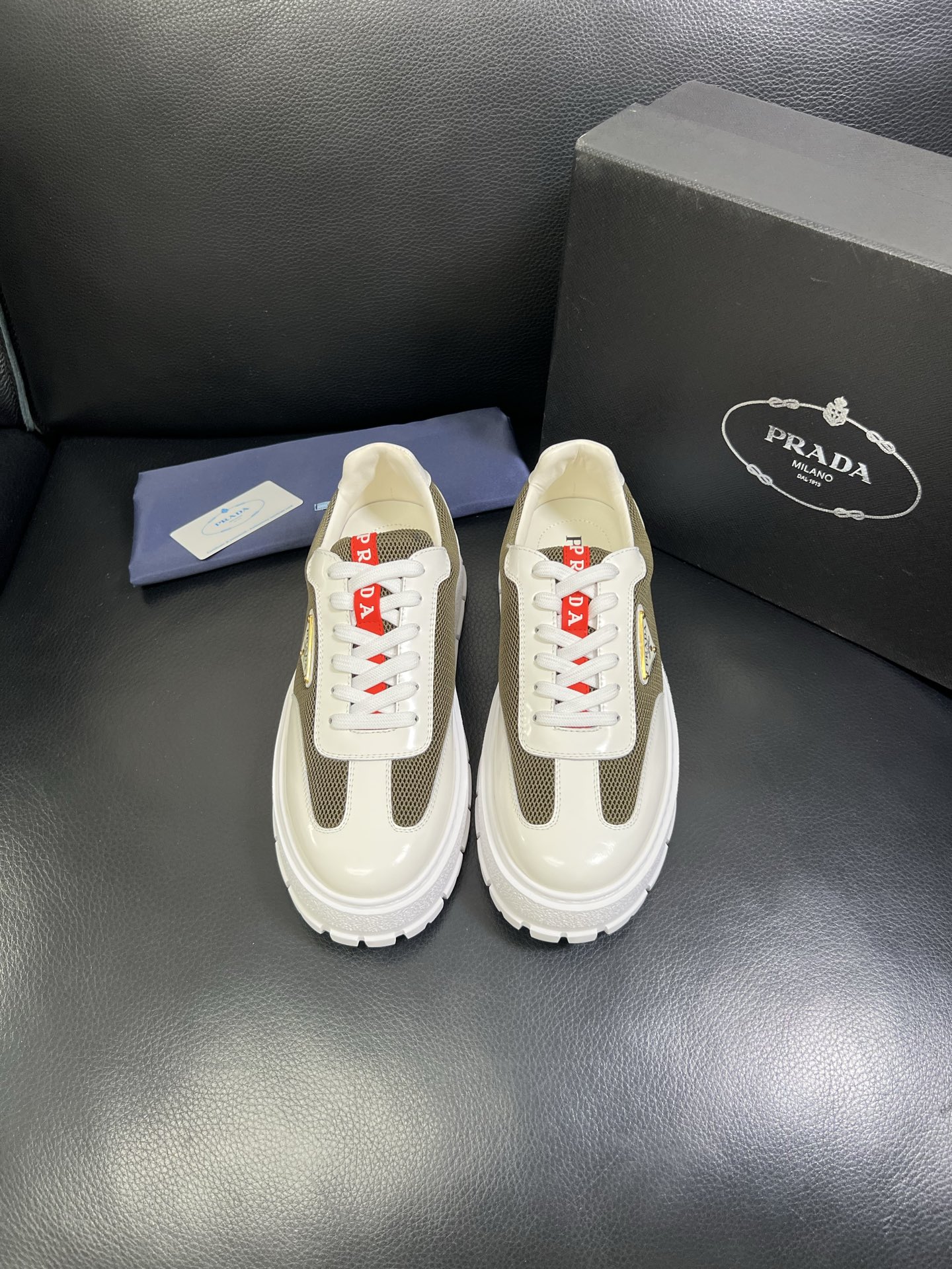  Prada🔍顶级代购🇮🇹 普拉达 专柜新款，原厂配置意大利进口牛皮面料，高品质复杂拼接工艺，进口牛皮内