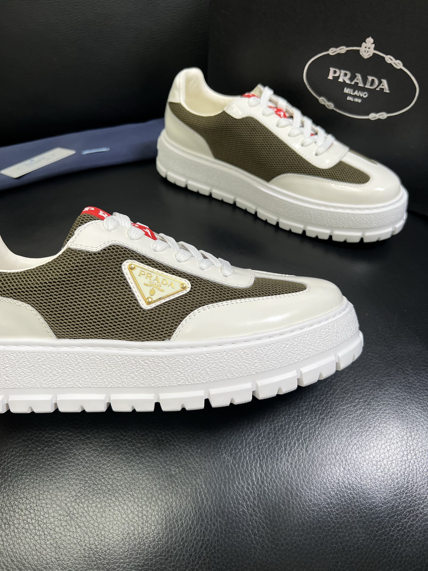  Prada🔍顶级代购🇮🇹 普拉达 专柜新款，原厂配置意大利进口牛皮面料，高品质复杂拼接工艺，进口牛皮内