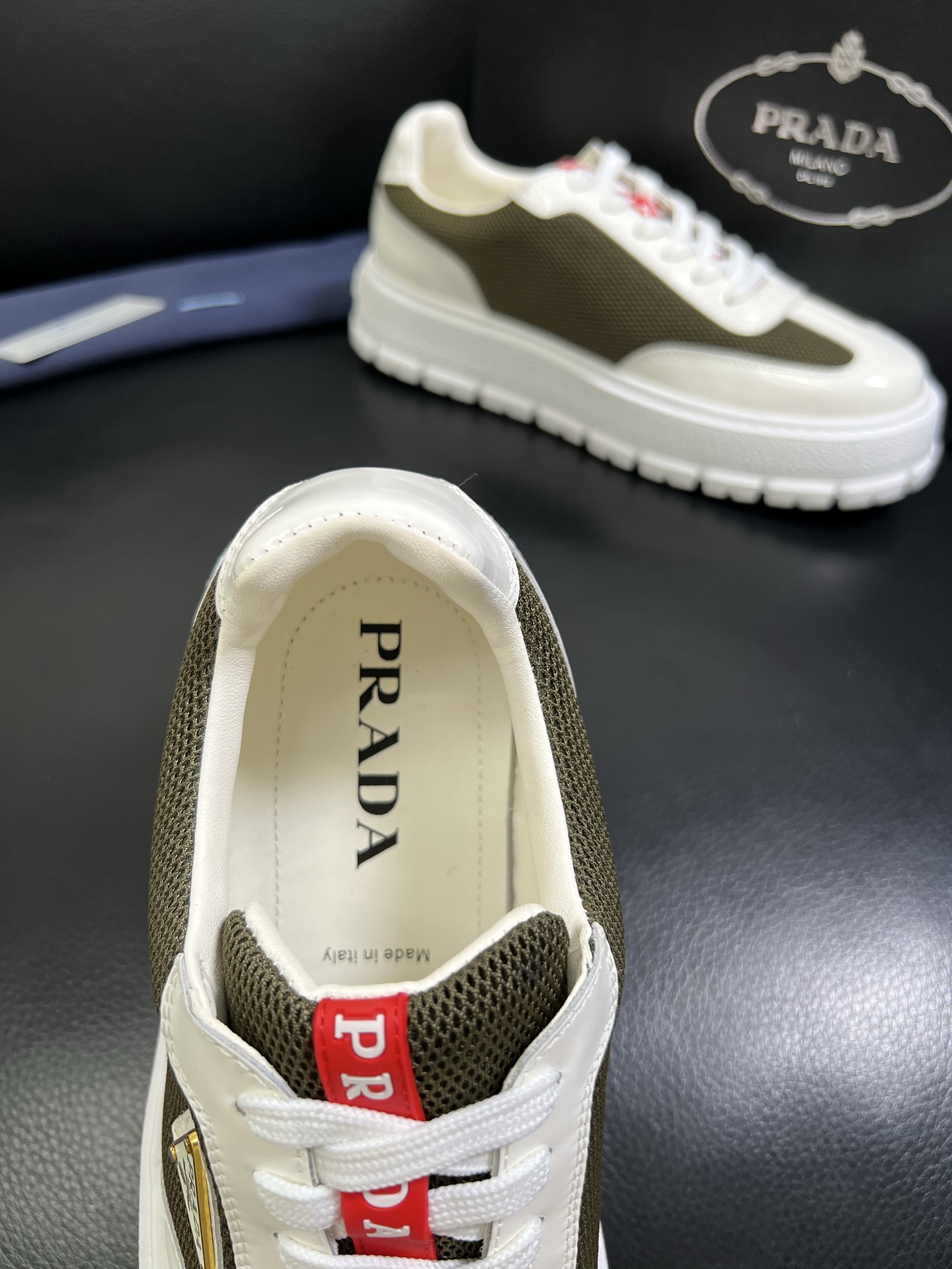  Prada🔍顶级代购🇮🇹 普拉达 专柜新款，原厂配置意大利进口牛皮面料，高品质复杂拼接工艺，进口牛皮内