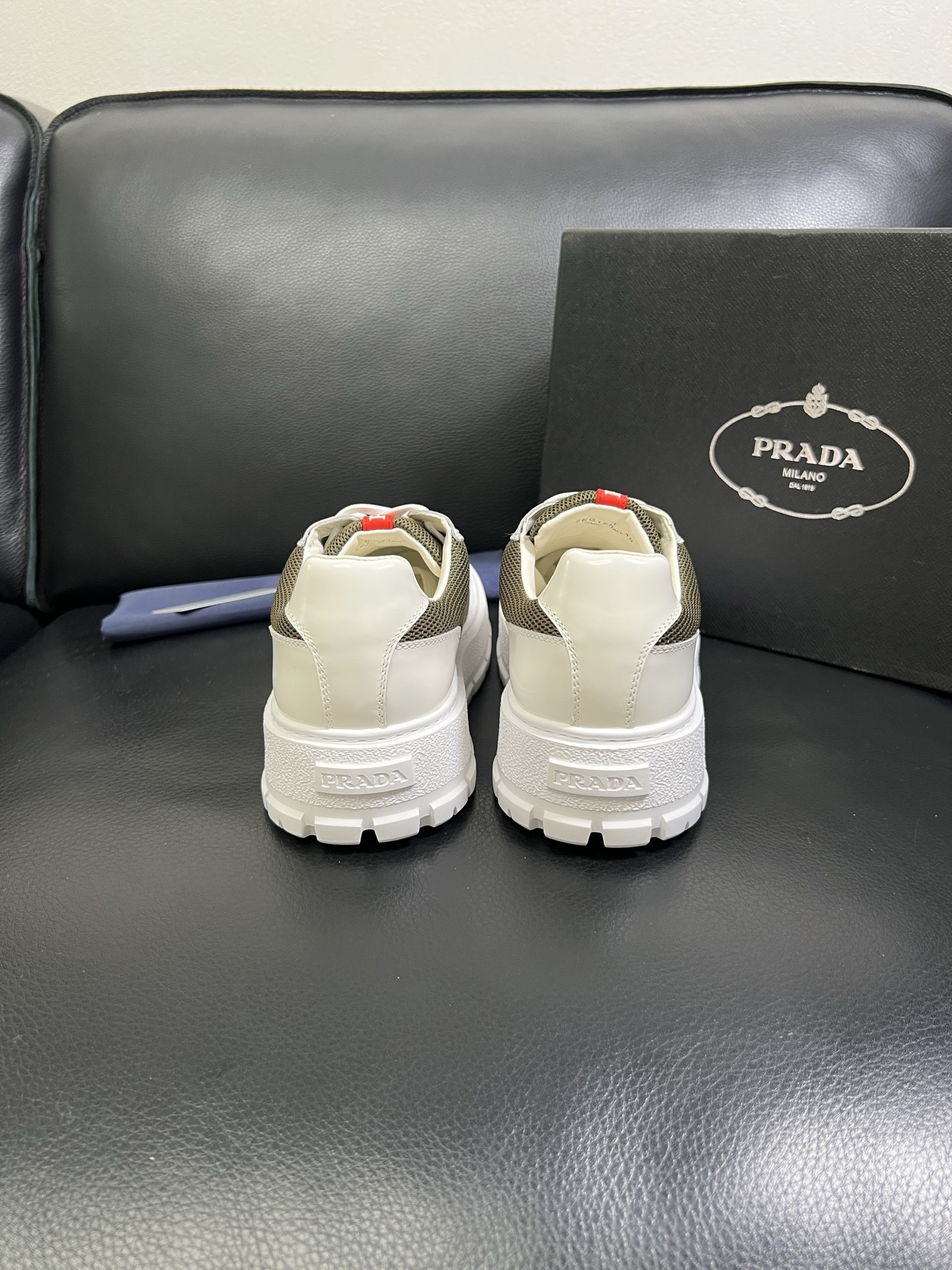  Prada🔍顶级代购🇮🇹 普拉达 专柜新款，原厂配置意大利进口牛皮面料，高品质复杂拼接工艺，进口牛皮内