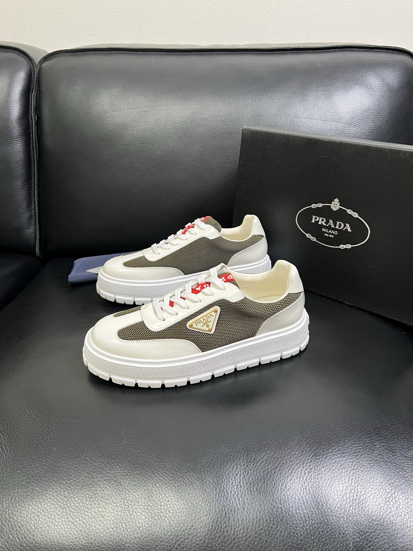 Prada🔍顶级代购🇮🇹 普拉达 专柜新款，原厂配置意大利进口牛皮面料，高品质复杂拼接工艺，进口牛皮内