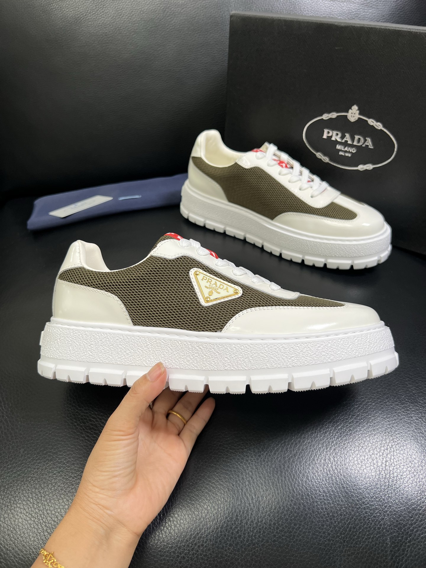  Prada🔍顶级代购🇮🇹 普拉达 专柜新款，原厂配置意大利进口牛皮面料，高品质复杂拼接工艺，进口牛皮内