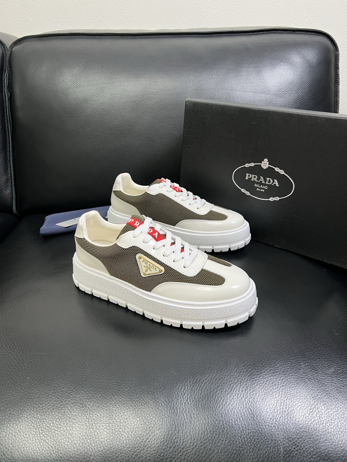  Prada🔍顶级代购🇮🇹 普拉达 专柜新款，原厂配置意大利进口牛皮面料，高品质复杂拼接工艺，进口牛皮内