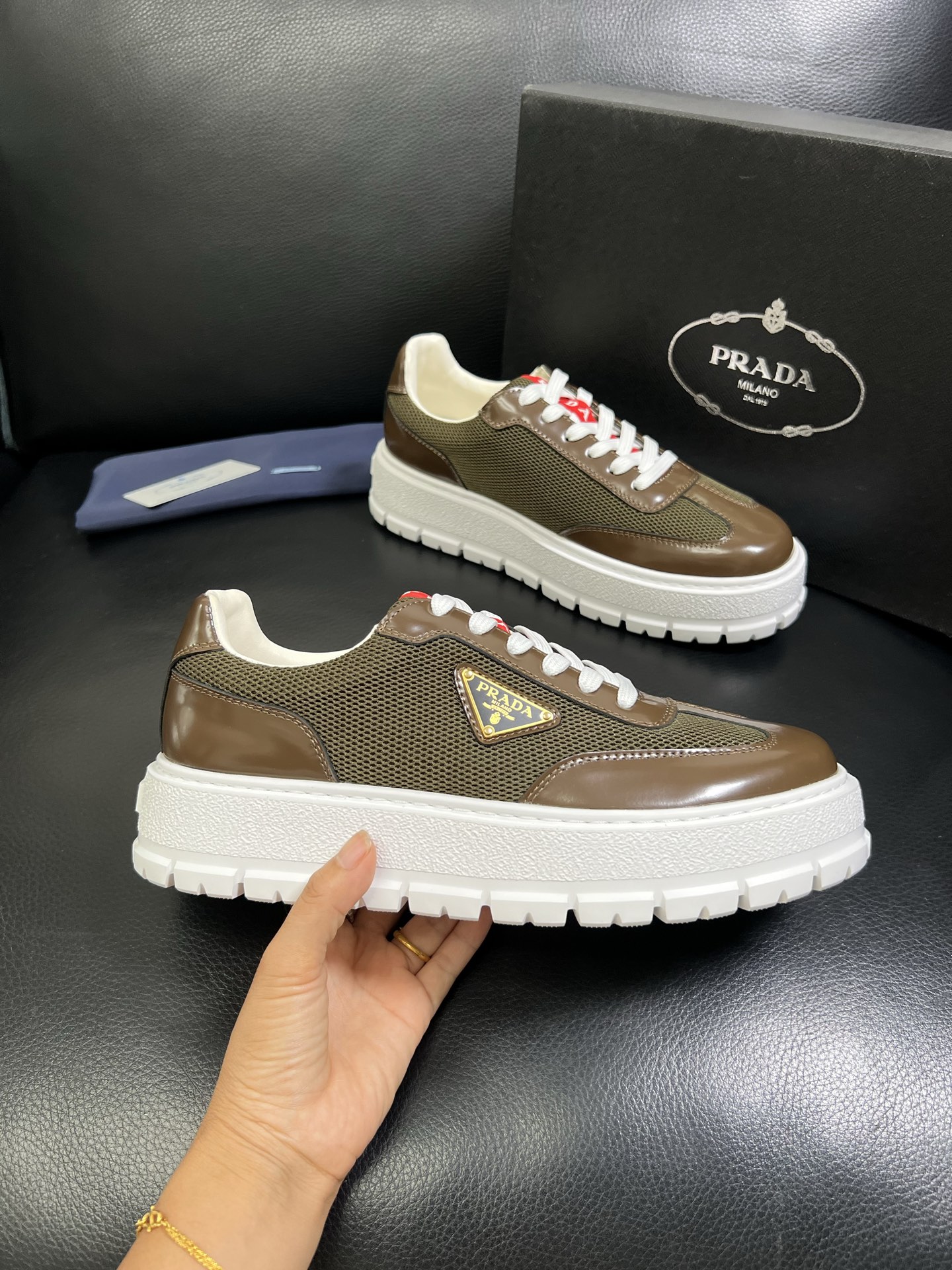  Prada🔍顶级代购🇮🇹 普拉达 专柜新款，原厂配置意大利进口牛皮面料，高品质复杂拼接工艺，进口牛皮内