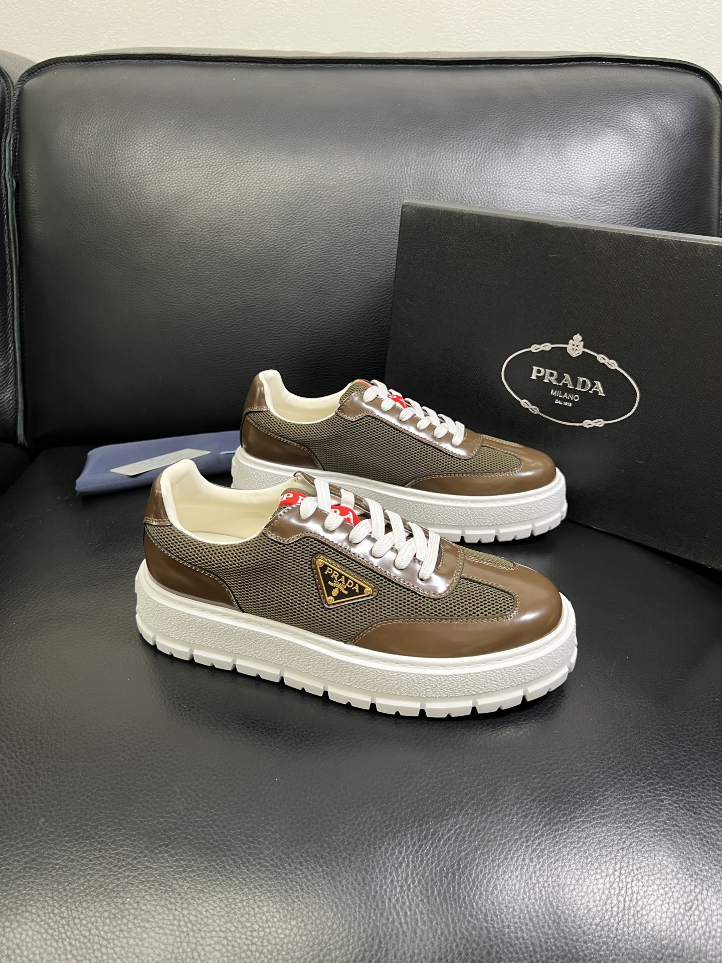  Prada🔍顶级代购🇮🇹 普拉达 专柜新款，原厂配置意大利进口牛皮面料，高品质复杂拼接工艺，进口牛皮内