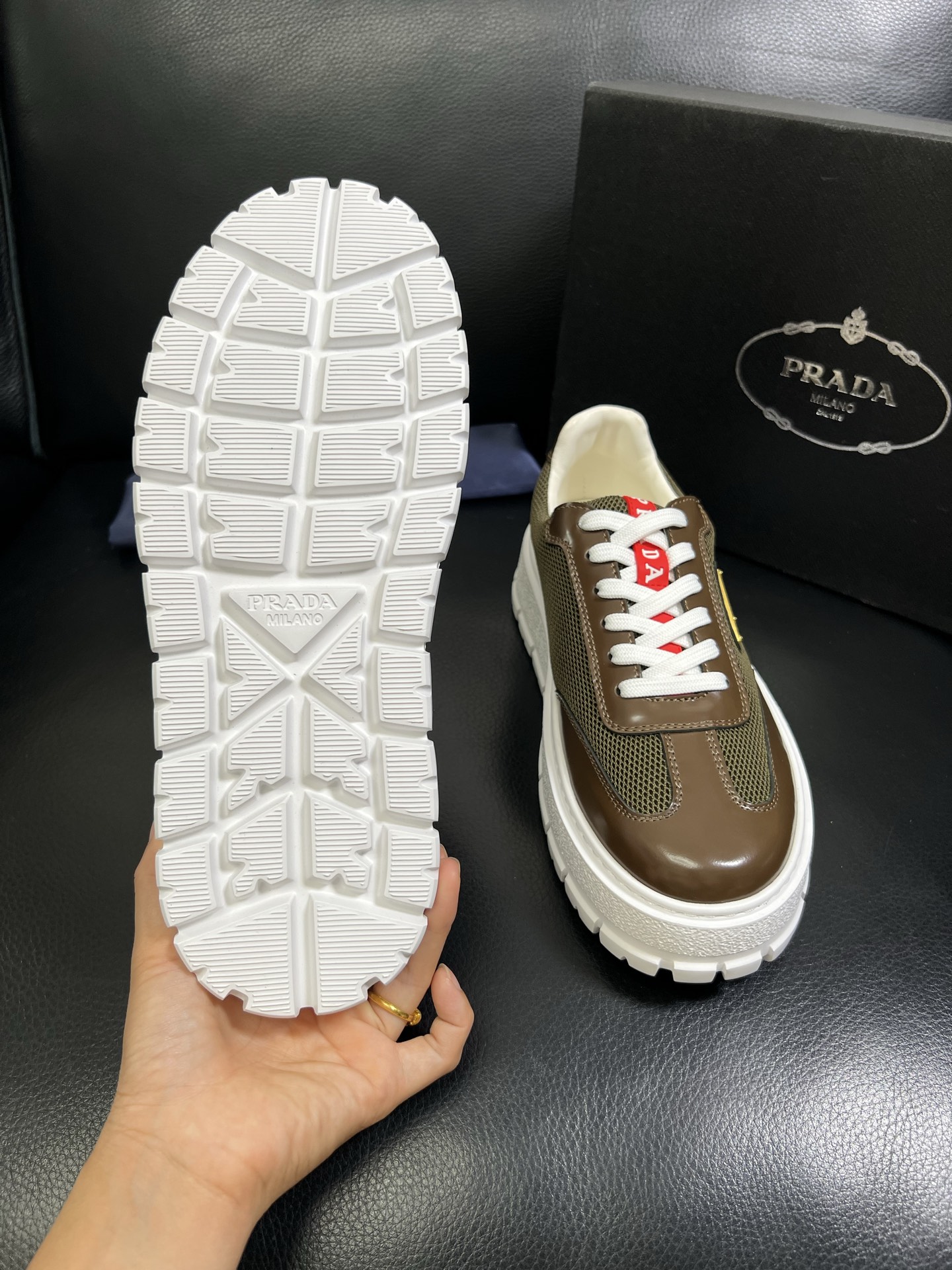  Prada🔍顶级代购🇮🇹 普拉达 专柜新款，原厂配置意大利进口牛皮面料，高品质复杂拼接工艺，进口牛皮内