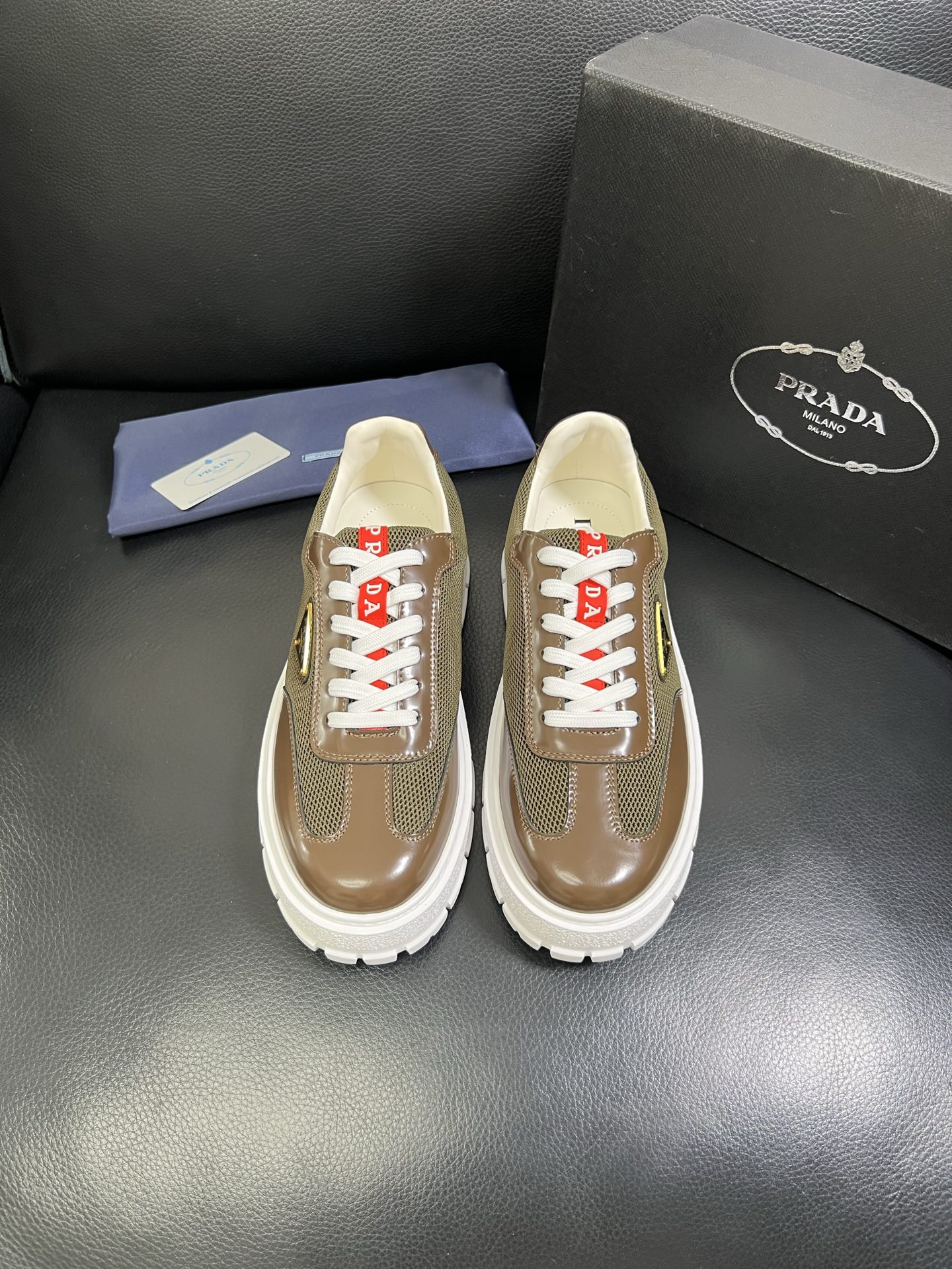  Prada🔍顶级代购🇮🇹 普拉达 专柜新款，原厂配置意大利进口牛皮面料，高品质复杂拼接工艺，进口牛皮内