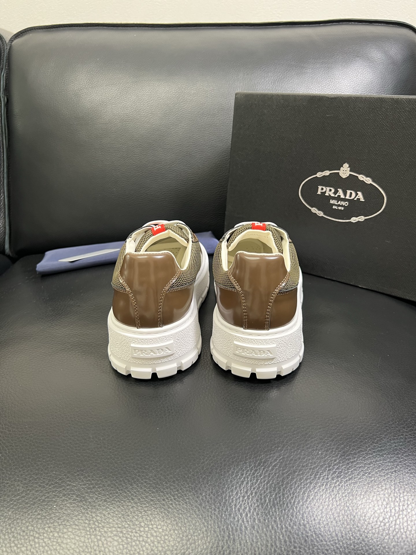  Prada🔍顶级代购🇮🇹 普拉达 专柜新款，原厂配置意大利进口牛皮面料，高品质复杂拼接工艺，进口牛皮内