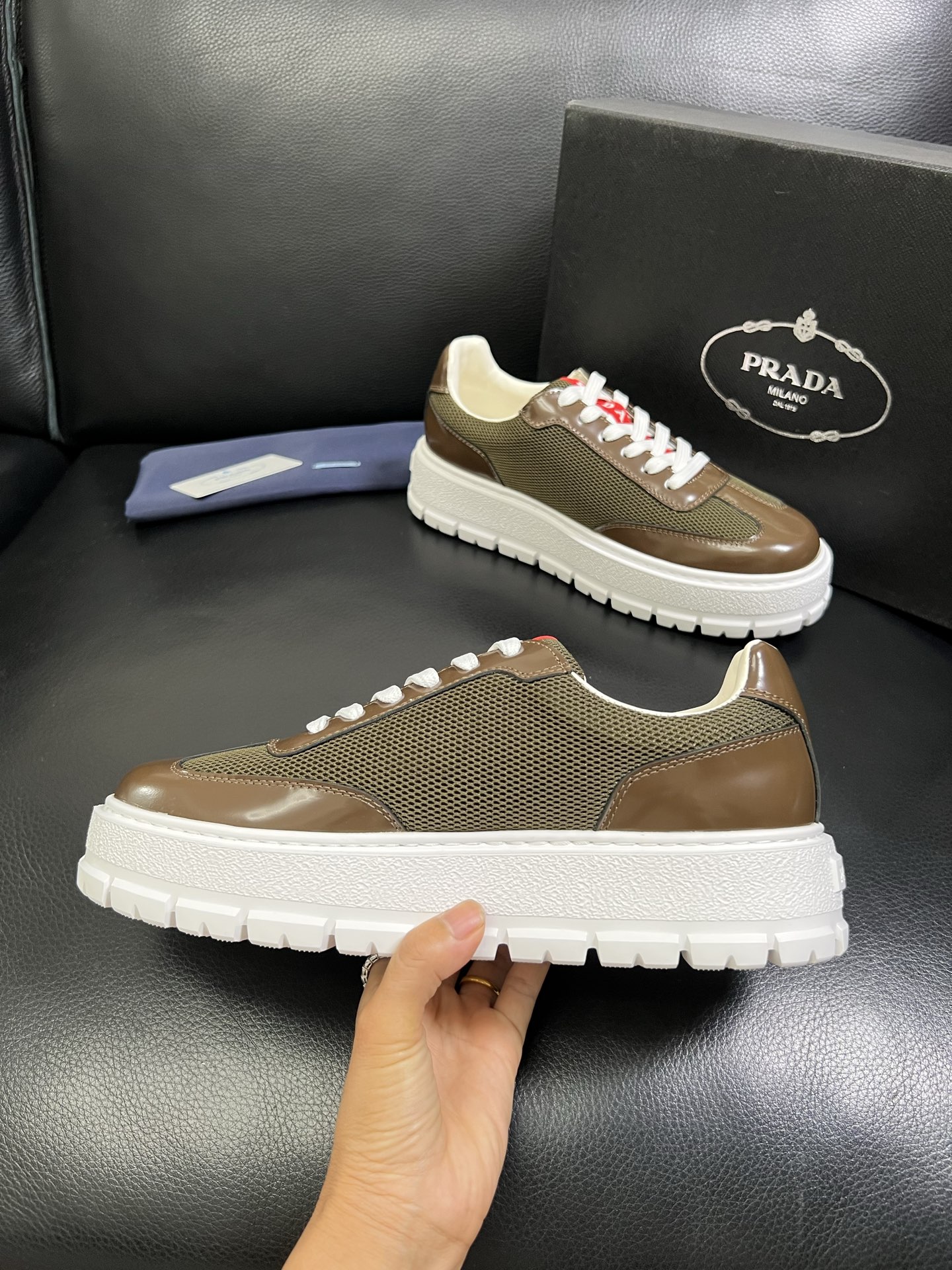  Prada🔍顶级代购🇮🇹 普拉达 专柜新款，原厂配置意大利进口牛皮面料，高品质复杂拼接工艺，进口牛皮内