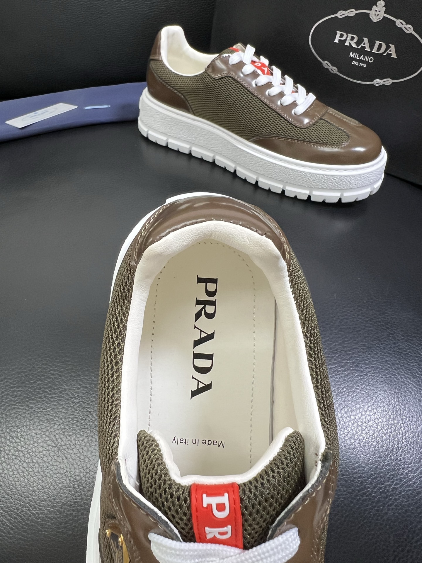  Prada🔍顶级代购🇮🇹 普拉达 专柜新款，原厂配置意大利进口牛皮面料，高品质复杂拼接工艺，进口牛皮内