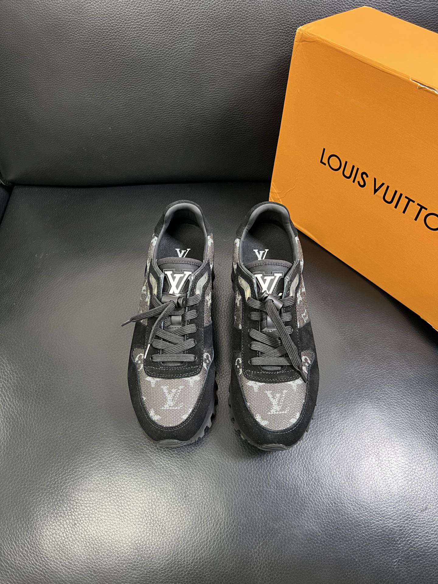   Lv 🔍顶级代购🇮🇹 路易威登，运动板鞋专柜同步，鞋面意大利进口，高品质拼接缤纷色彩复杂工艺品，进口