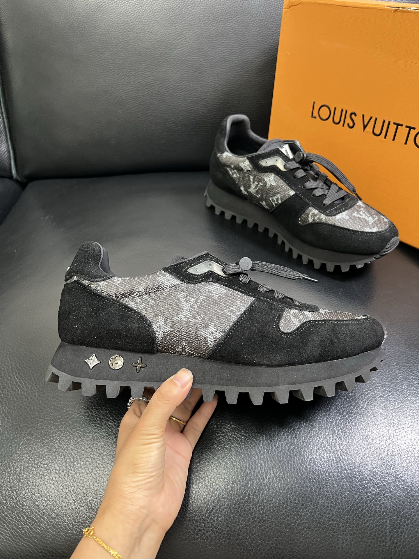   Lv 🔍顶级代购🇮🇹 路易威登，运动板鞋专柜同步，鞋面意大利进口，高品质拼接缤纷色彩复杂工艺品，进口