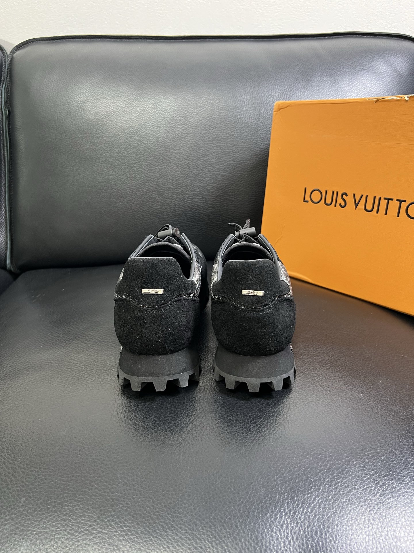   Lv 🔍顶级代购🇮🇹 路易威登，运动板鞋专柜同步，鞋面意大利进口，高品质拼接缤纷色彩复杂工艺品，进口