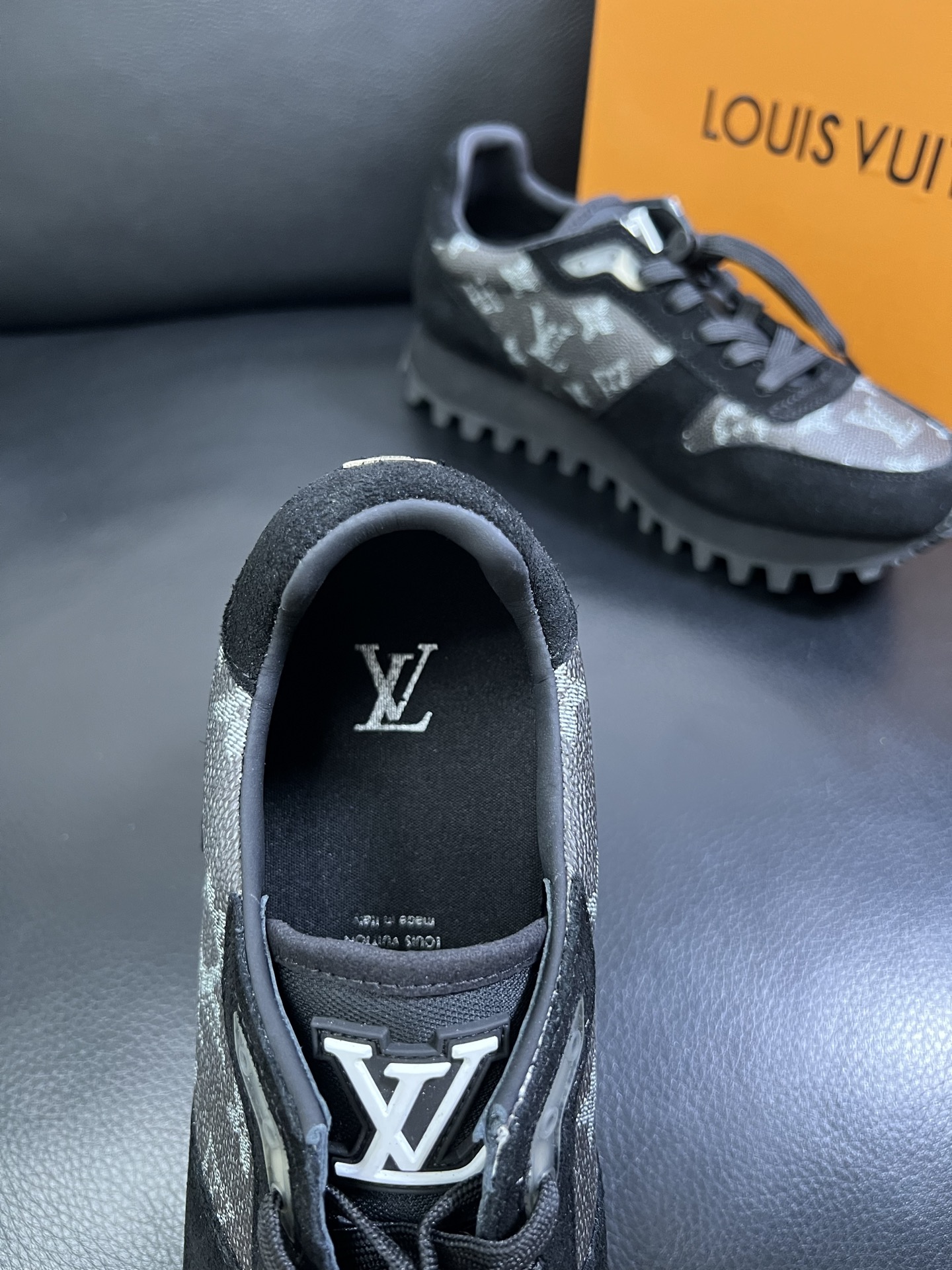   Lv 🔍顶级代购🇮🇹 路易威登，运动板鞋专柜同步，鞋面意大利进口，高品质拼接缤纷色彩复杂工艺品，进口