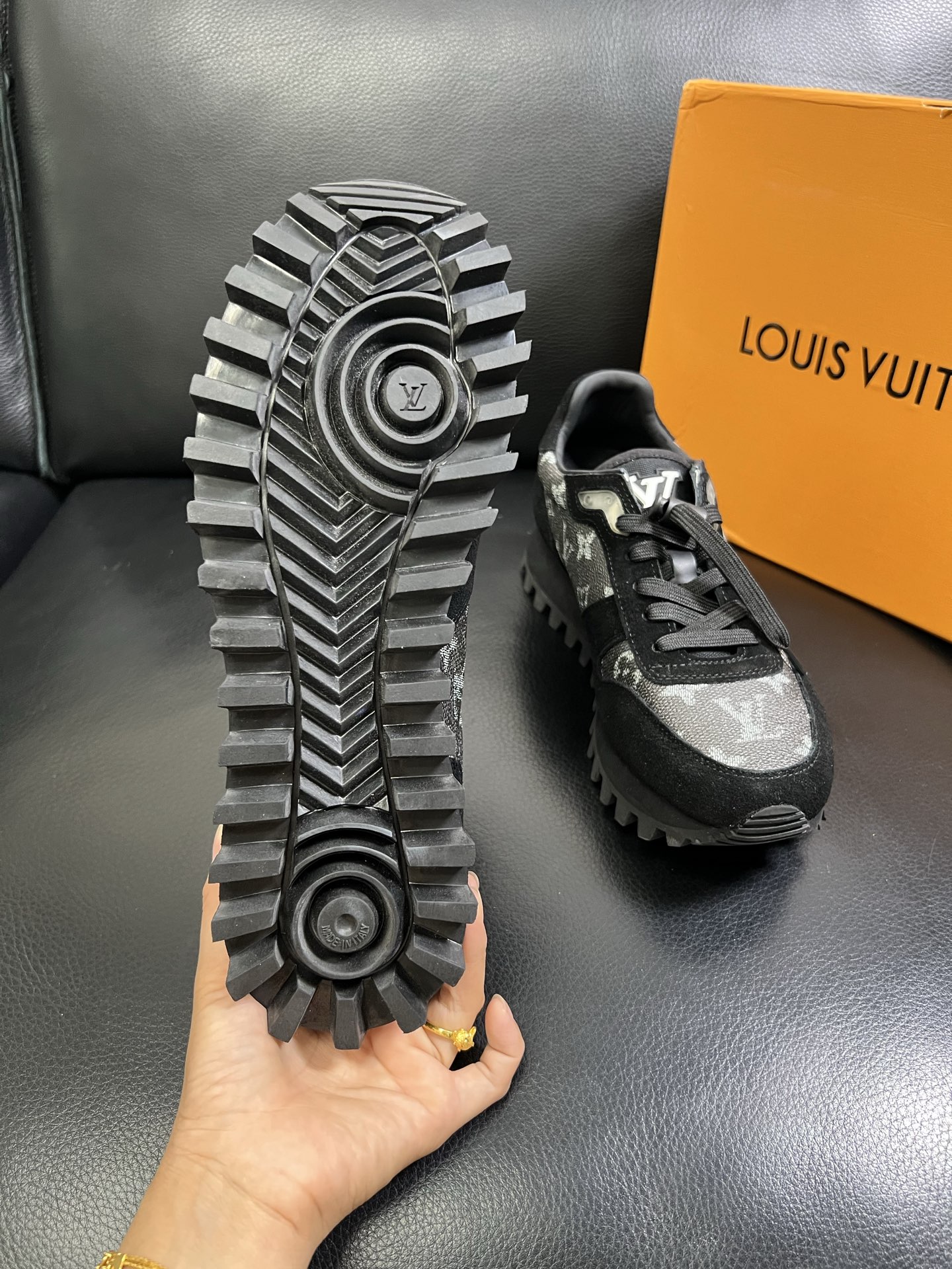   Lv 🔍顶级代购🇮🇹 路易威登，运动板鞋专柜同步，鞋面意大利进口，高品质拼接缤纷色彩复杂工艺品，进口