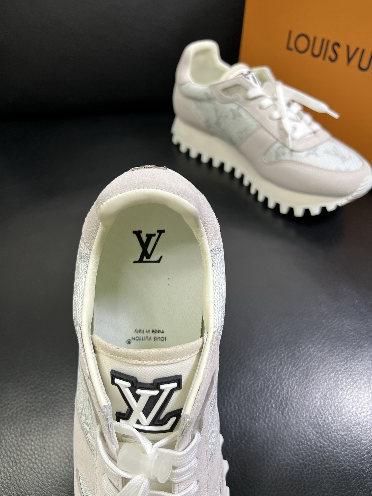   Lv 🔍顶级代购🇮🇹 路易威登，运动板鞋专柜同步，鞋面意大利进口，高品质拼接缤纷色彩复杂工艺品，进口