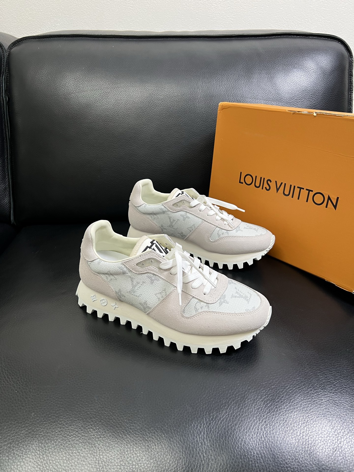   Lv 🔍顶级代购🇮🇹 路易威登，运动板鞋专柜同步，鞋面意大利进口，高品质拼接缤纷色彩复杂工艺品，进口