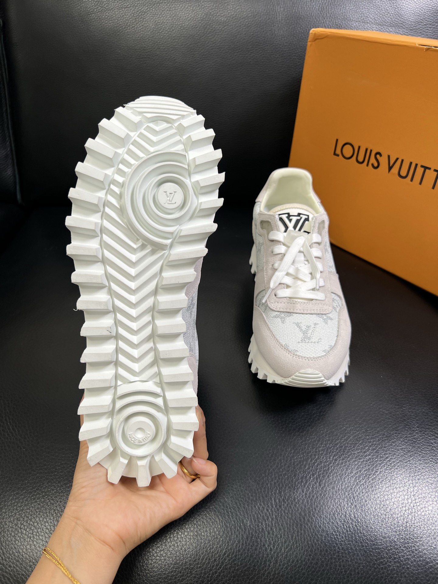   Lv 🔍顶级代购🇮🇹 路易威登，运动板鞋专柜同步，鞋面意大利进口，高品质拼接缤纷色彩复杂工艺品，进口