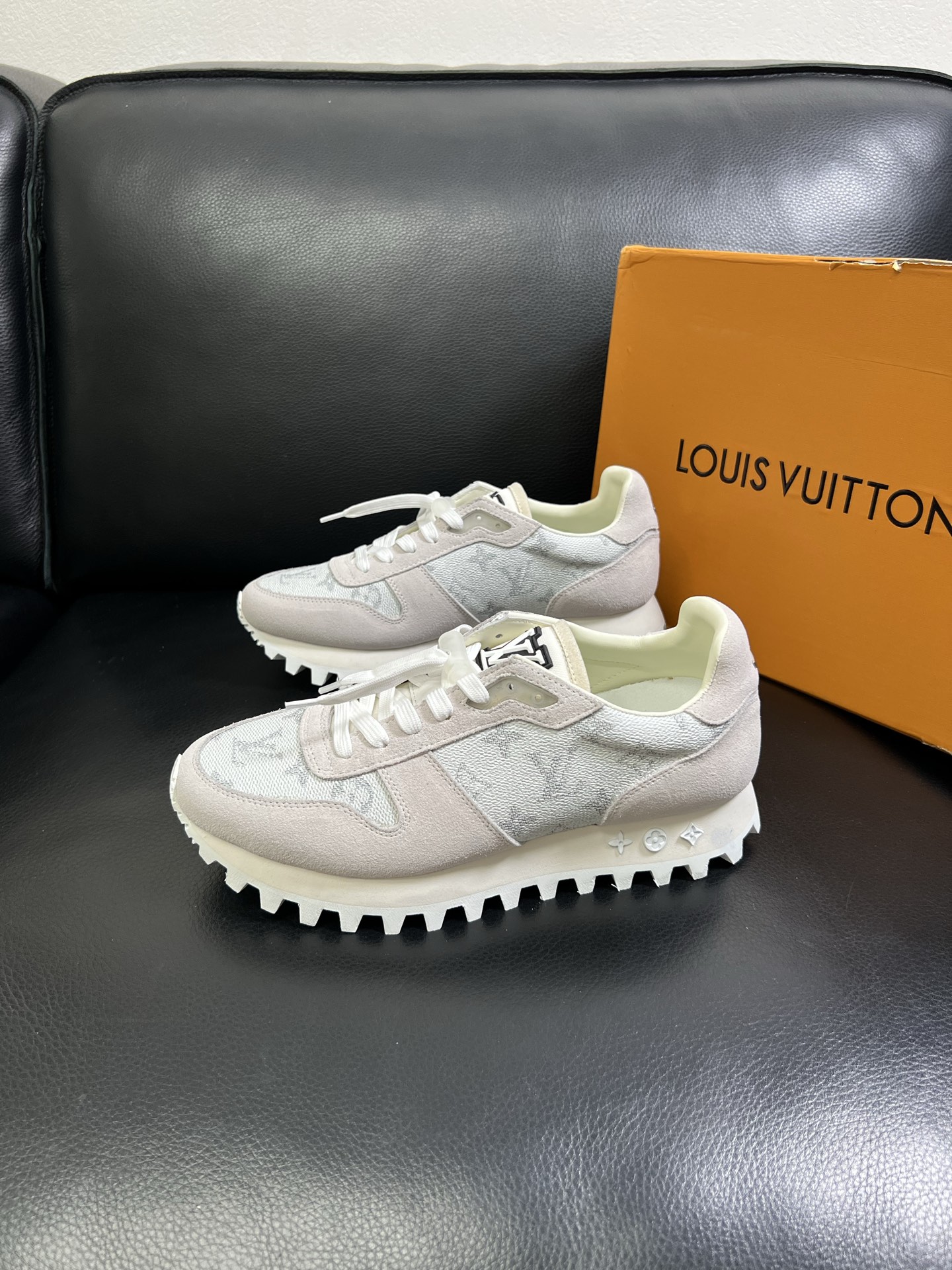   Lv 🔍顶级代购🇮🇹 路易威登，运动板鞋专柜同步，鞋面意大利进口，高品质拼接缤纷色彩复杂工艺品，进口