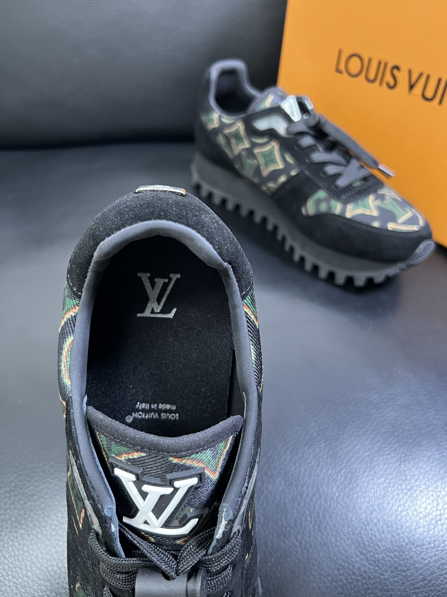   Lv 🔍顶级代购🇮🇹 路易威登，运动板鞋专柜同步，鞋面意大利进口，高品质拼接缤纷色彩复杂工艺品，进口