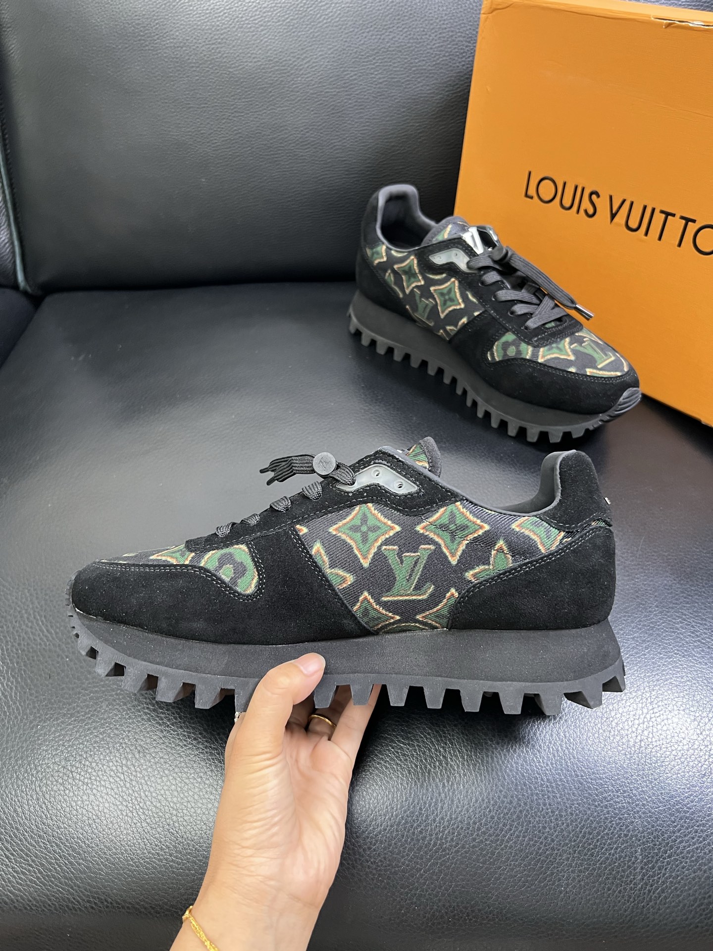   Lv 🔍顶级代购🇮🇹 路易威登，运动板鞋专柜同步，鞋面意大利进口，高品质拼接缤纷色彩复杂工艺品，进口