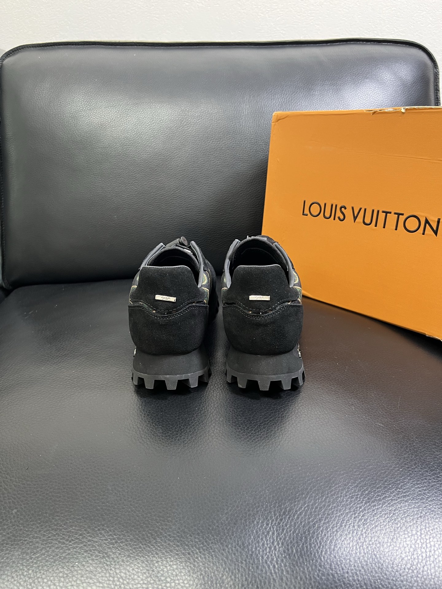   Lv 🔍顶级代购🇮🇹 路易威登，运动板鞋专柜同步，鞋面意大利进口，高品质拼接缤纷色彩复杂工艺品，进口