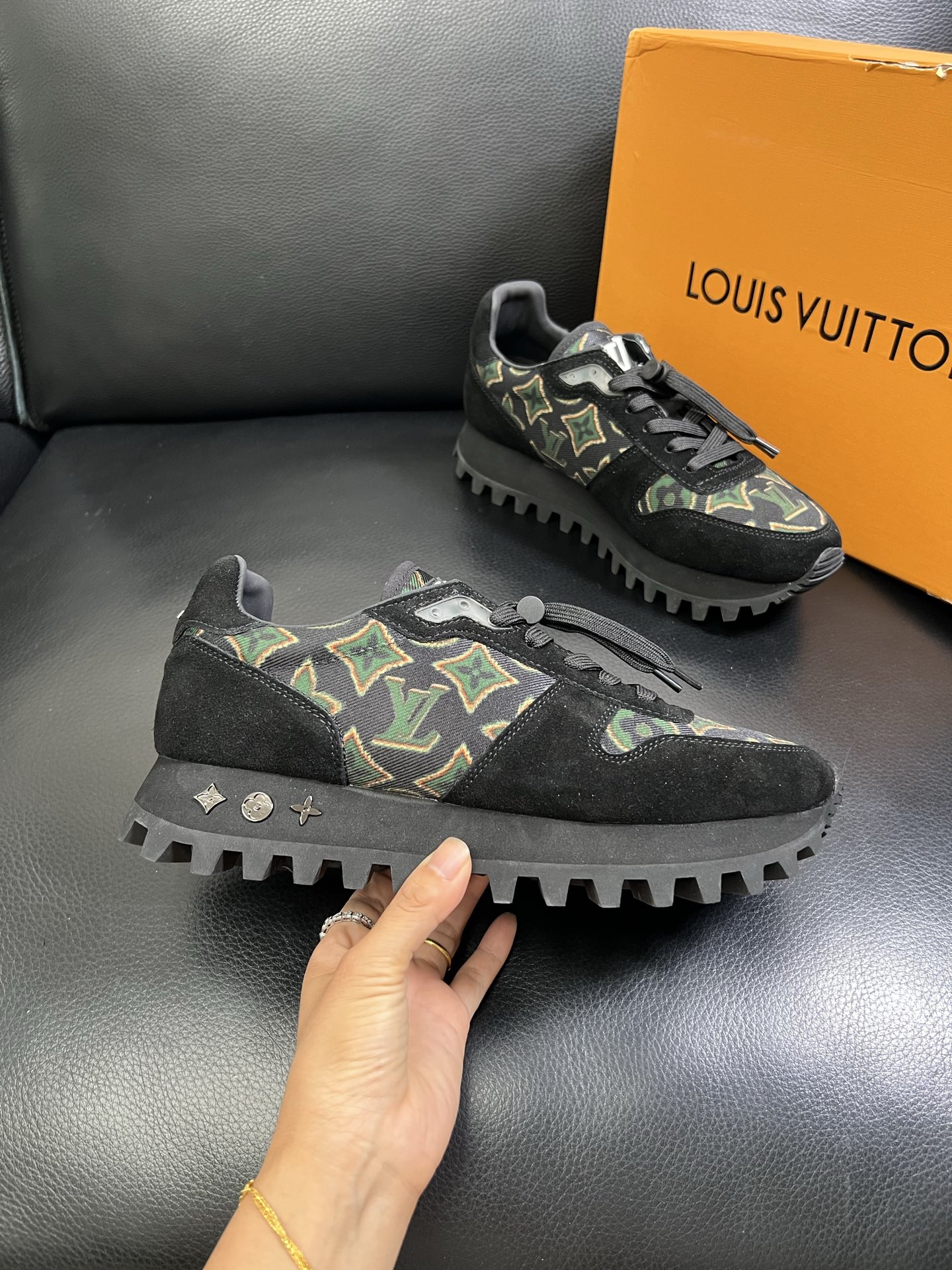   Lv 🔍顶级代购🇮🇹 路易威登，运动板鞋专柜同步，鞋面意大利进口，高品质拼接缤纷色彩复杂工艺品，进口
