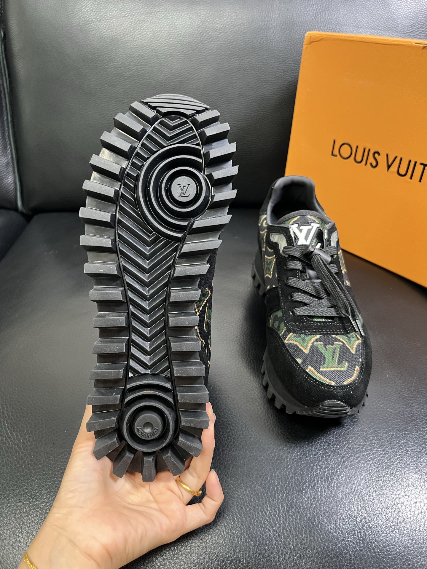   Lv 🔍顶级代购🇮🇹 路易威登，运动板鞋专柜同步，鞋面意大利进口，高品质拼接缤纷色彩复杂工艺品，进口
