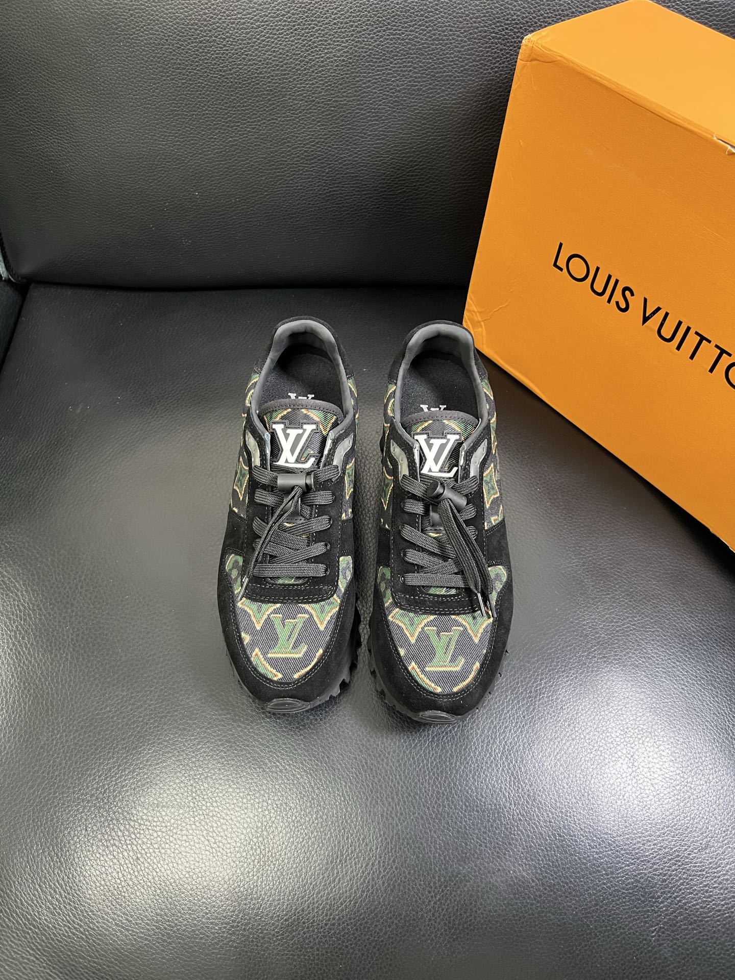   Lv 🔍顶级代购🇮🇹 路易威登，运动板鞋专柜同步，鞋面意大利进口，高品质拼接缤纷色彩复杂工艺品，进口