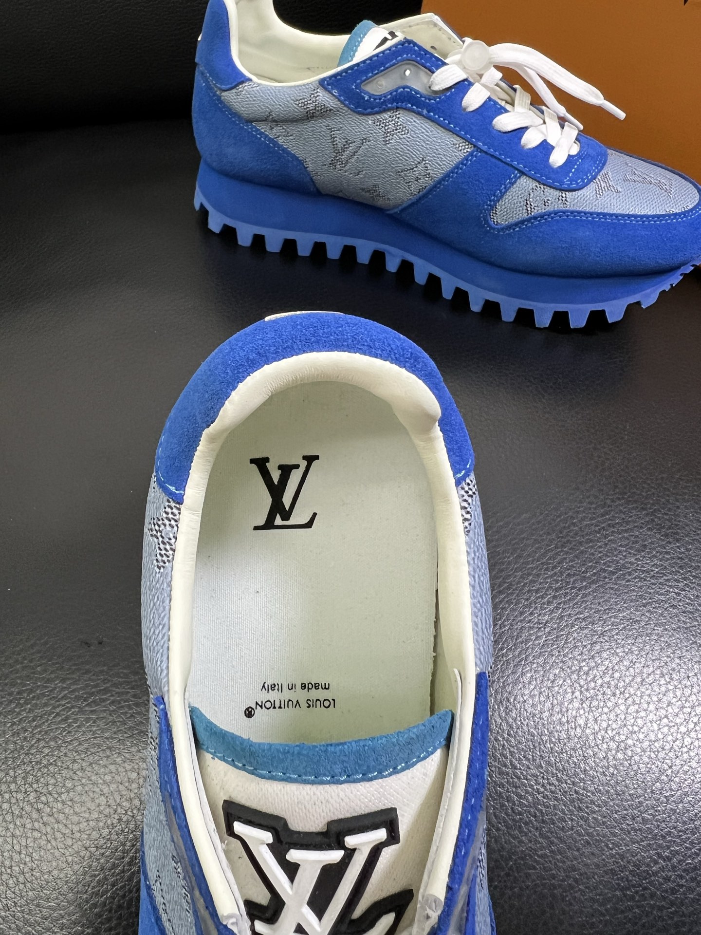   Lv 🔍顶级代购🇮🇹 路易威登，运动板鞋专柜同步，鞋面意大利进口，高品质拼接缤纷色彩复杂工艺品，进口