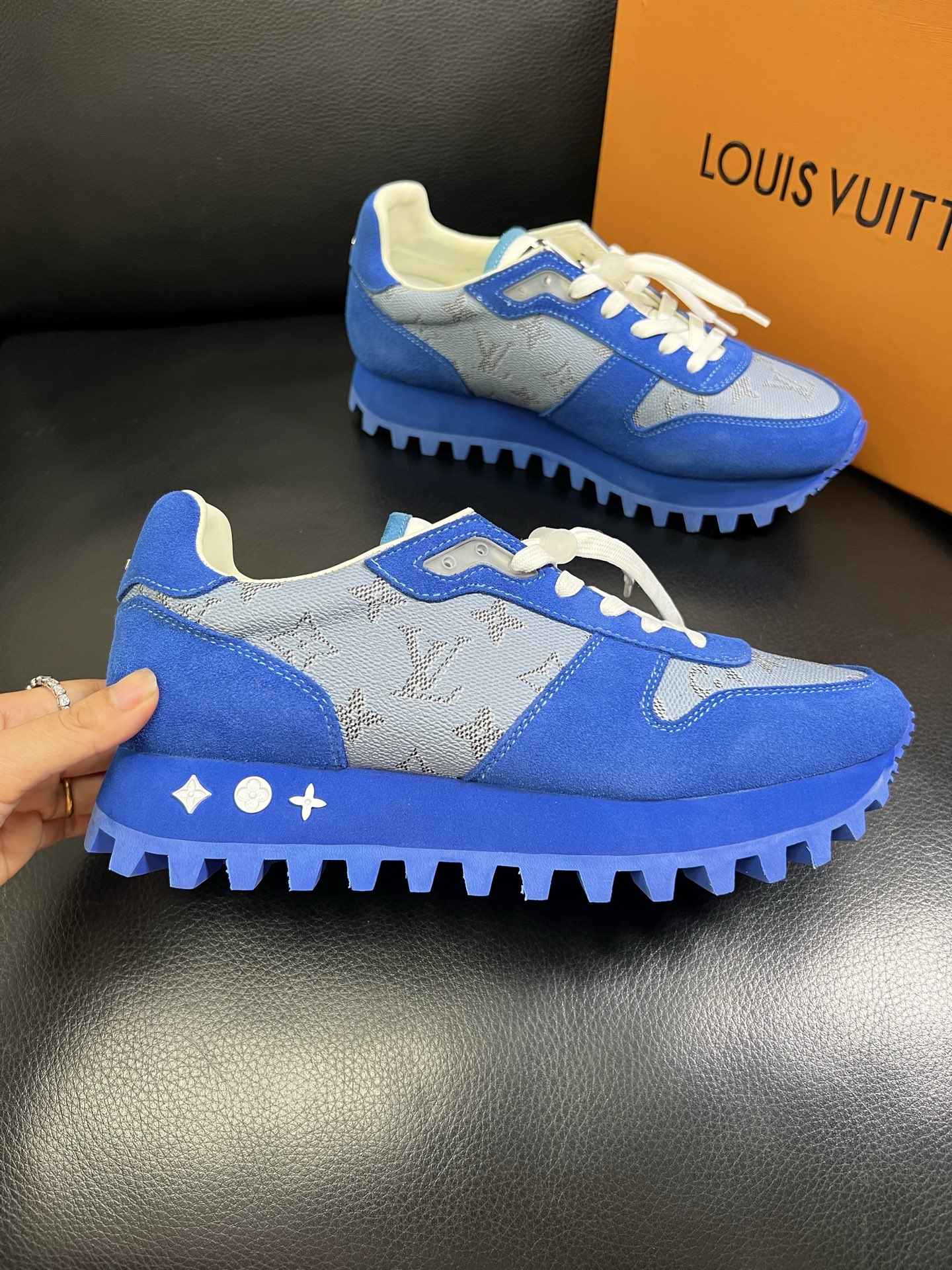   Lv 🔍顶级代购🇮🇹 路易威登，运动板鞋专柜同步，鞋面意大利进口，高品质拼接缤纷色彩复杂工艺品，进口