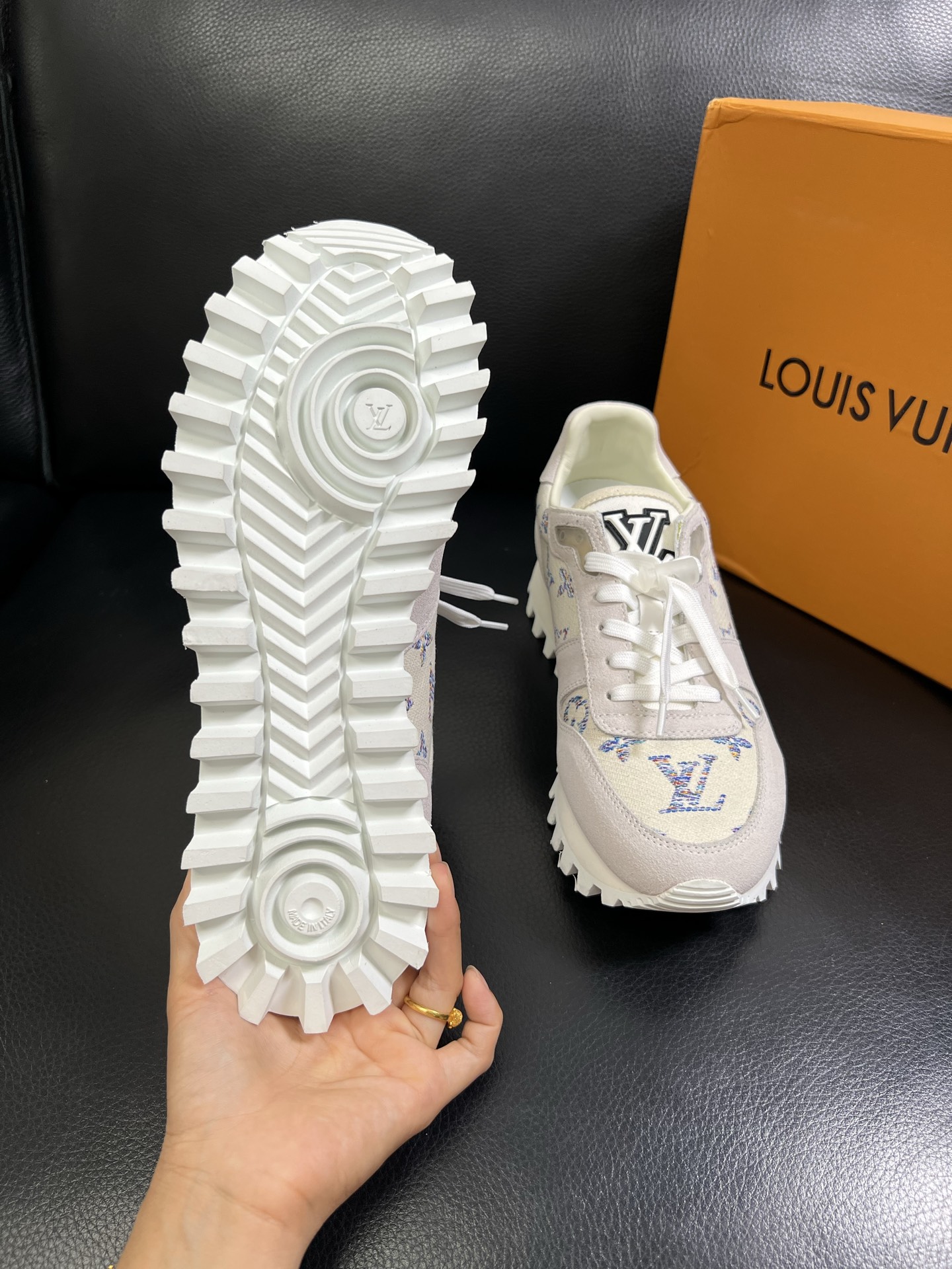   Lv 🔍顶级代购🇮🇹 路易威登，运动板鞋专柜同步，鞋面意大利进口，高品质拼接缤纷色彩复杂工艺品，进口