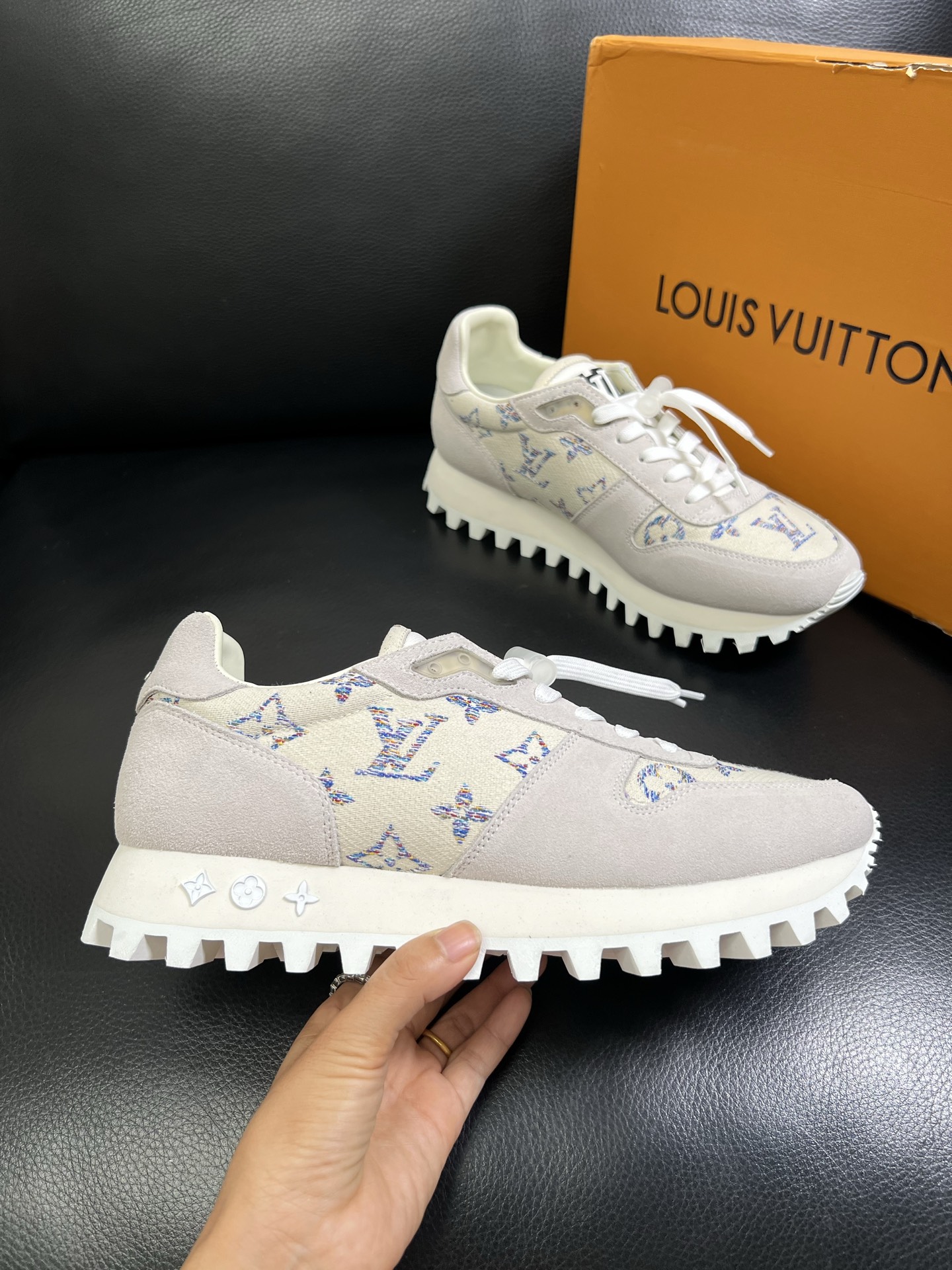   Lv 🔍顶级代购🇮🇹 路易威登，运动板鞋专柜同步，鞋面意大利进口，高品质拼接缤纷色彩复杂工艺品，进口