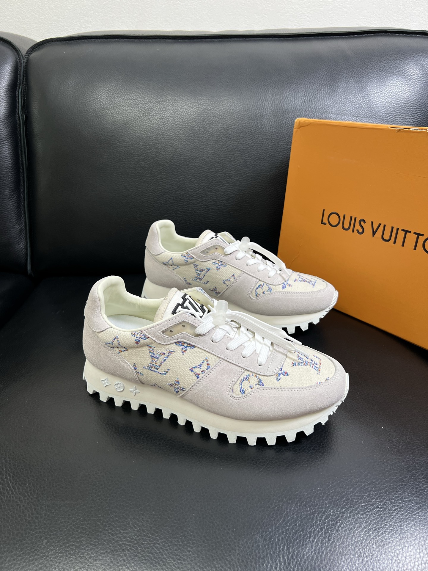   Lv 🔍顶级代购🇮🇹 路易威登，运动板鞋专柜同步，鞋面意大利进口，高品质拼接缤纷色彩复杂工艺品，进口