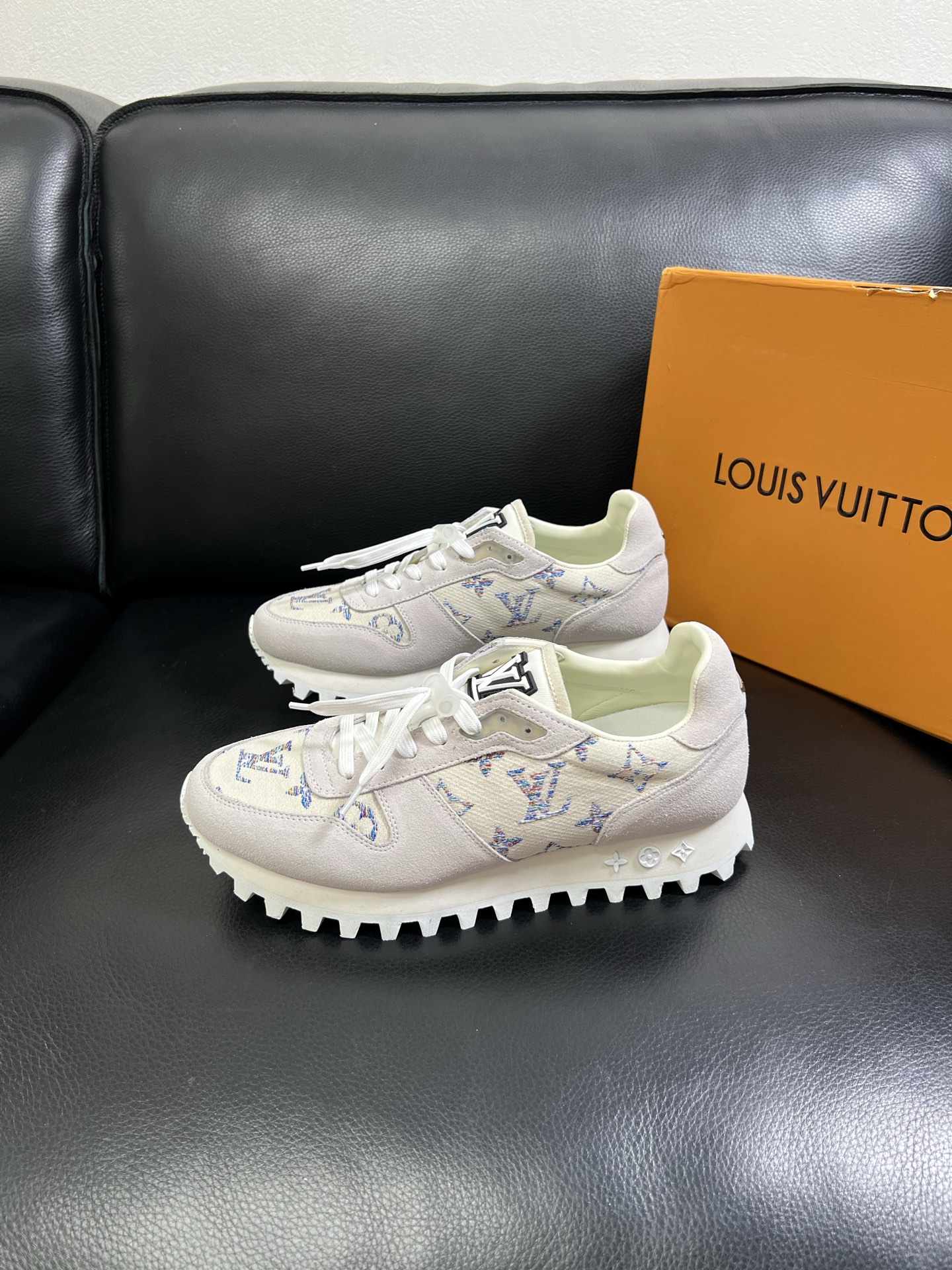  Lv 🔍顶级代购🇮🇹 路易威登，运动板鞋专柜同步，鞋面意大利进口，高品质拼接缤纷色彩复杂工艺品，进口
