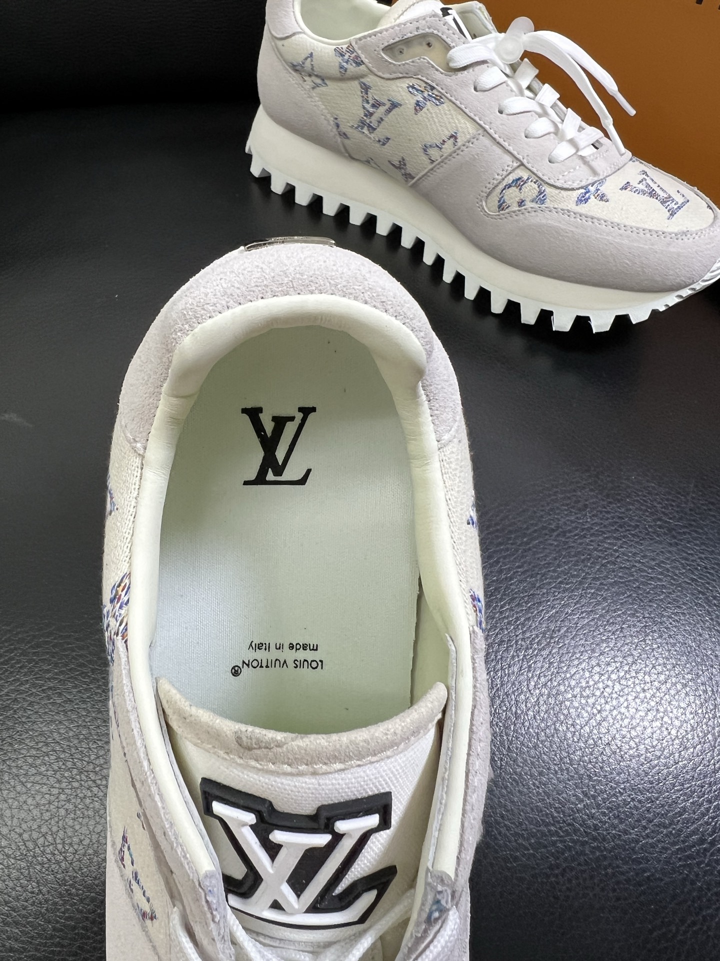   Lv 🔍顶级代购🇮🇹 路易威登，运动板鞋专柜同步，鞋面意大利进口，高品质拼接缤纷色彩复杂工艺品，进口