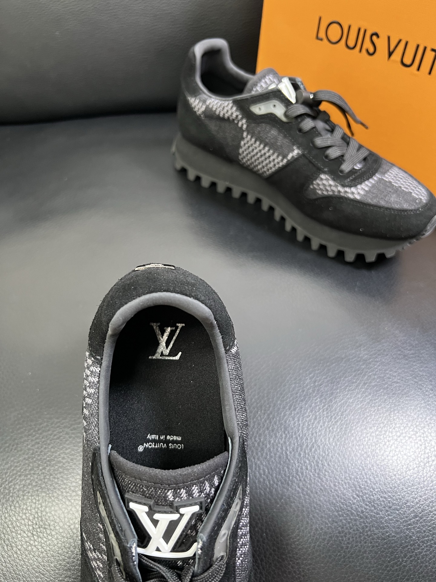   Lv 🔍顶级代购🇮🇹 路易威登，运动板鞋专柜同步，鞋面意大利进口，高品质拼接缤纷色彩复杂工艺品，进口
