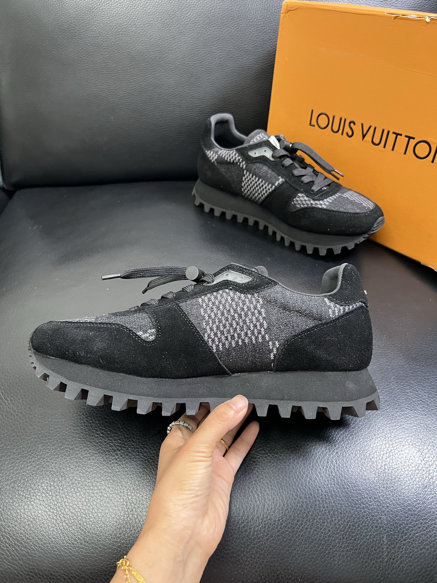   Lv 🔍顶级代购🇮🇹 路易威登，运动板鞋专柜同步，鞋面意大利进口，高品质拼接缤纷色彩复杂工艺品，进口