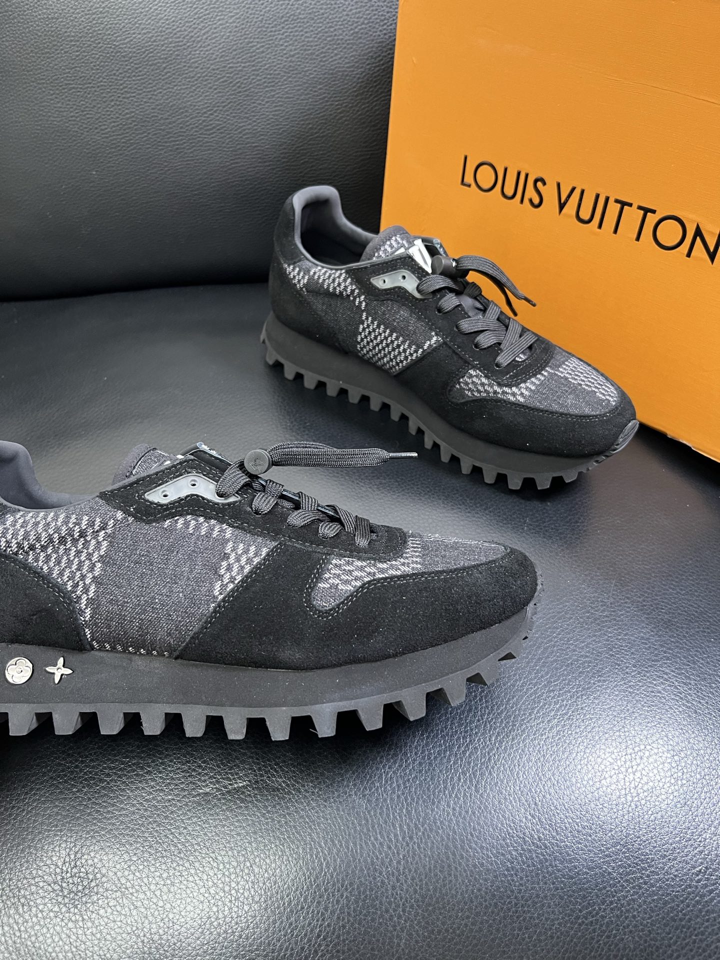   Lv 🔍顶级代购🇮🇹 路易威登，运动板鞋专柜同步，鞋面意大利进口，高品质拼接缤纷色彩复杂工艺品，进口