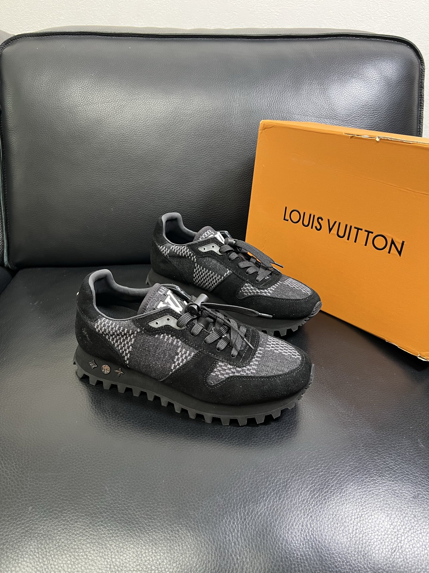   Lv 🔍顶级代购🇮🇹 路易威登，运动板鞋专柜同步，鞋面意大利进口，高品质拼接缤纷色彩复杂工艺品，进口